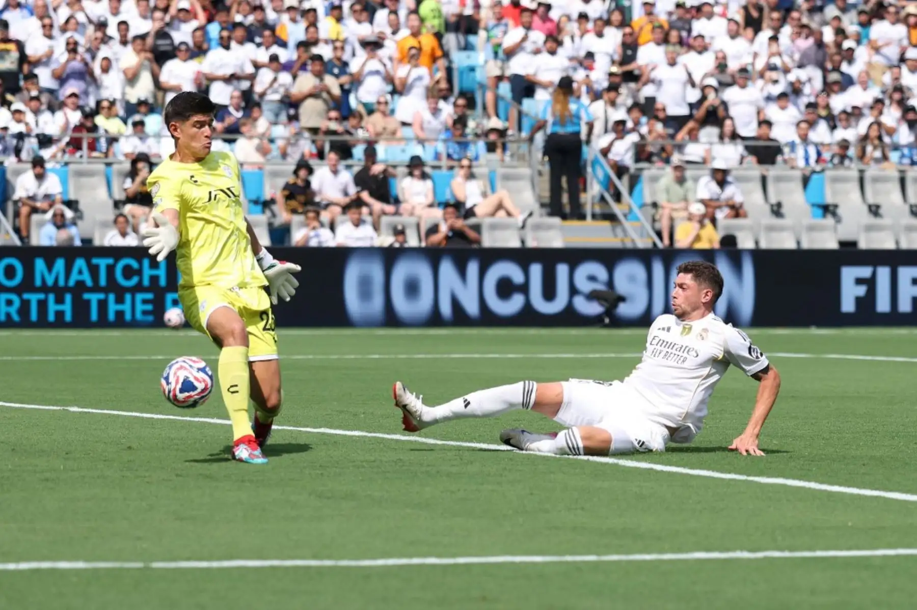 Federico Valverde del Real Madrid marca el tercer gol de su equipo ante el portero Carlos Moreno del Pachuca durante el partido del Grupo H de la Copa Mundial de Clubes de la FIFA 2025 entre el Real Madrid CF y el CF Pachuca en el Bank of America Stadium en Charlotte, Carolina del Norte. Foto: Getty Images / AFP