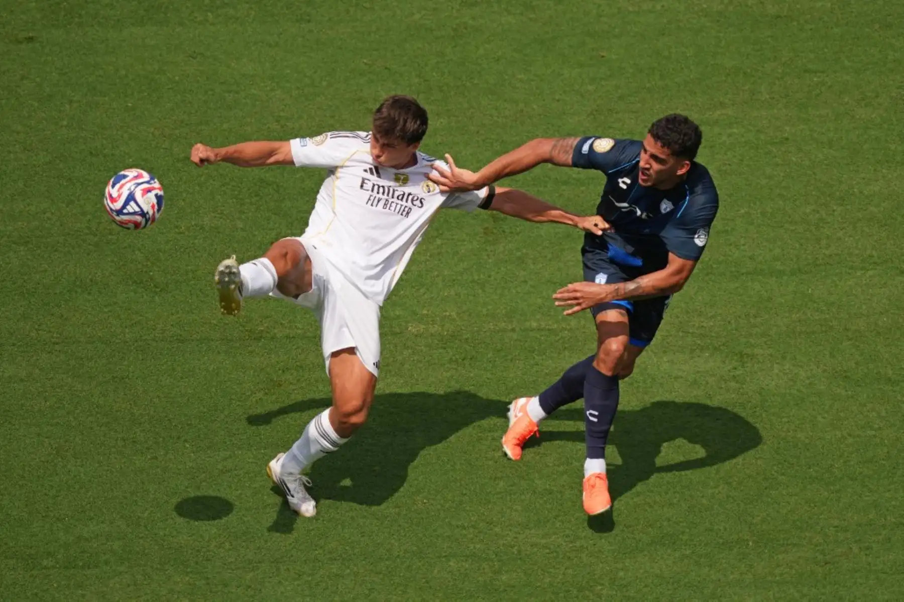 Gonzalo García del Real Madrid lucha por el balón con Federico Pereira del Pachuca durante el partido del Grupo H de la Copa Mundial de Clubes de la FIFA 2025 entre el Real Madrid CF y el CF Pachuca en el Bank of America Stadium en Charlotte, Carolina del Norte. Foto: Getty Images / AFP
