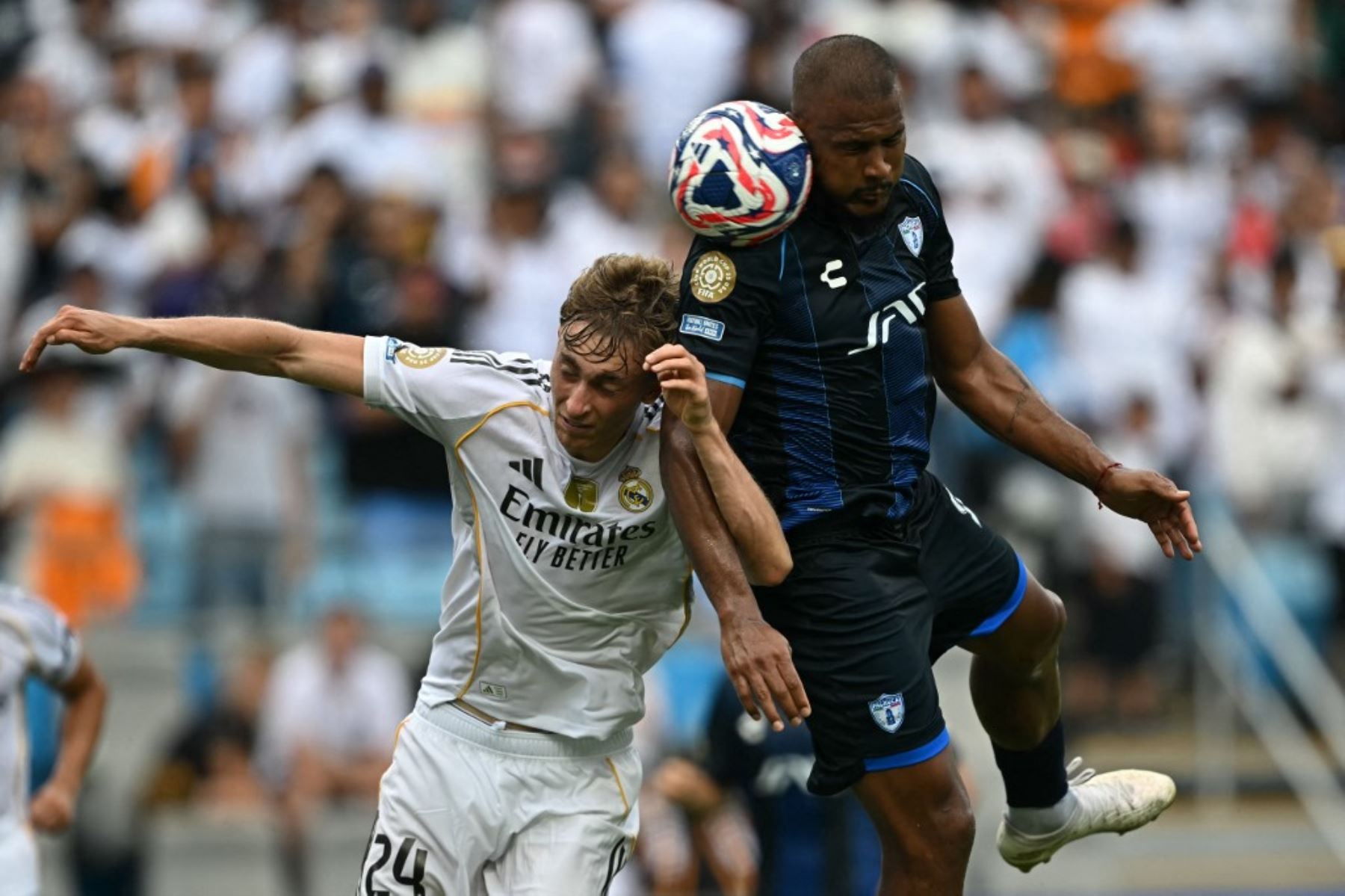 El defensa español del Real Madrid, Dean Huijsen, y el delantero venezolano del Pachuca, Salomón Rondón, luchan por el balón durante el partido de fútbol del Grupo H de la Copa Mundial de Clubes de la FIFA 2025 entre el Real Madrid de España y el Pachuca de México en el estadio Bank of America en Charlotte. Foto: AFP