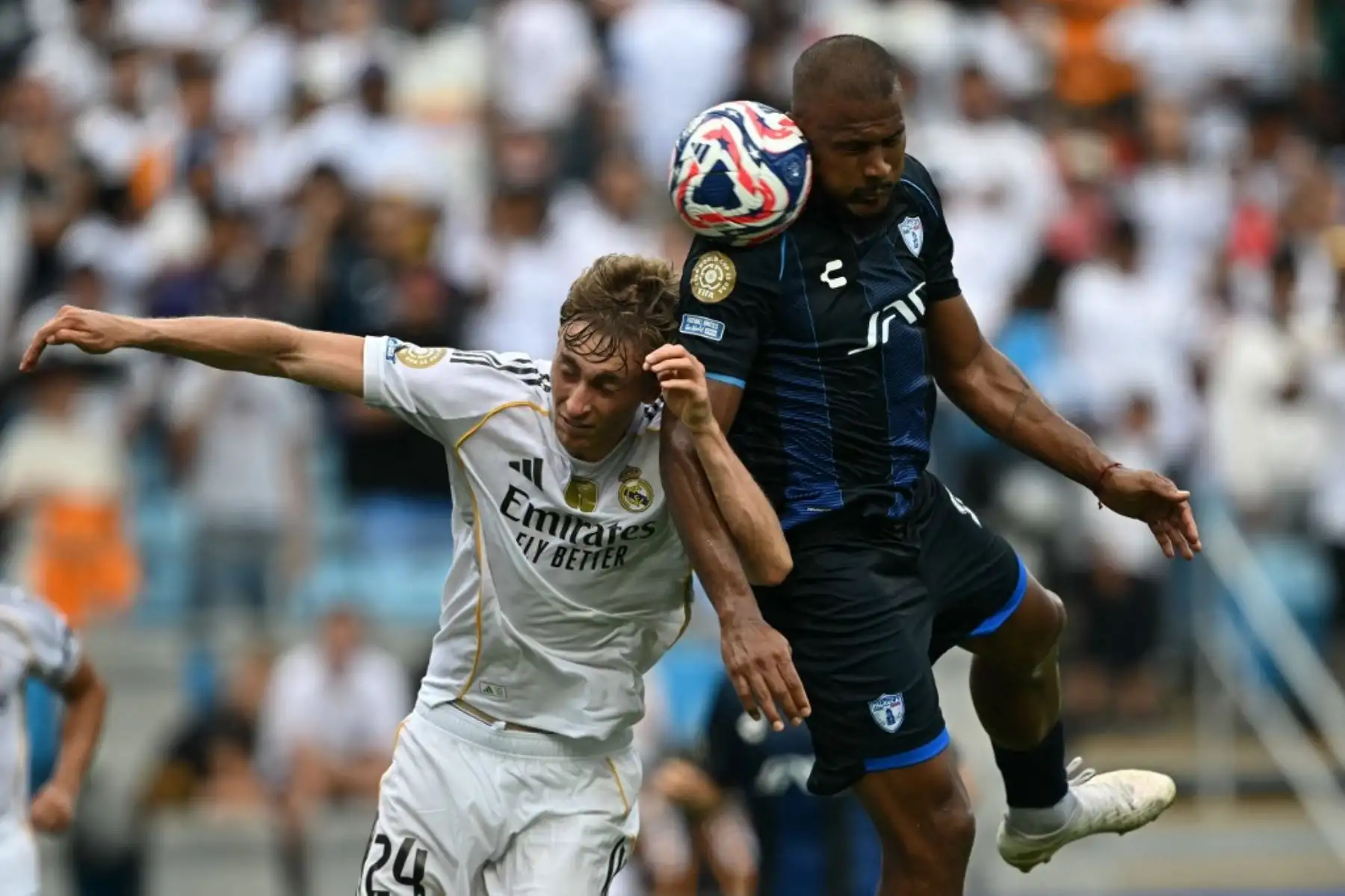 El defensa español del Real Madrid, Dean Huijsen, y el delantero venezolano del Pachuca, Salomón Rondón, luchan por el balón durante el partido de fútbol del Grupo H de la Copa Mundial de Clubes de la FIFA 2025 entre el Real Madrid de España y el Pachuca de México en el estadio Bank of America en Charlotte. Foto: AFP