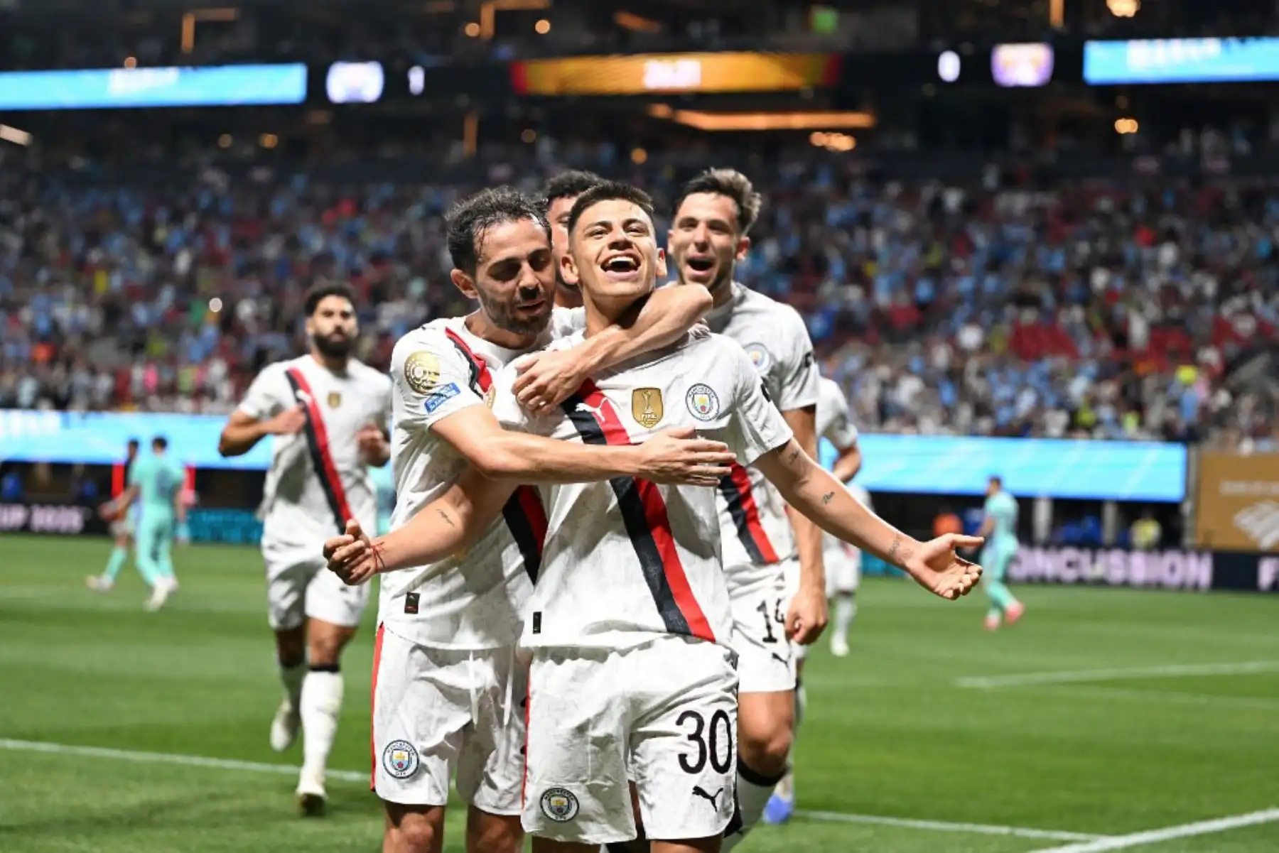 El mediocampista argentino del Manchester City, Claudio Echeverri, celebra con sus compañeros después de marcar el segundo gol de su equipo durante el partido de fútbol del Grupo G de la Copa Mundial de Clubes de la FIFA 2025 entre el Manchester City de Inglaterra y el Al Ain FC de los Emiratos Árabes Unidos en el estadio Mercedes-Benz de Atlanta. Foto: AFP