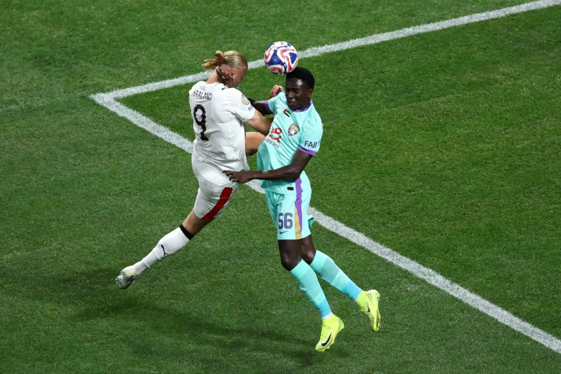 Erling Haaland del Manchester City cabecea el balón junto a Amadou Niang del Al Ain durante el partido del Grupo G de la Copa Mundial de Clubes de la FIFA 2025 entre el Manchester City FC y el Al Ain FC en el Mercedes-Benz Stadium el 22 de junio de 2025 en Atlanta, Georgia. Foto: AFP