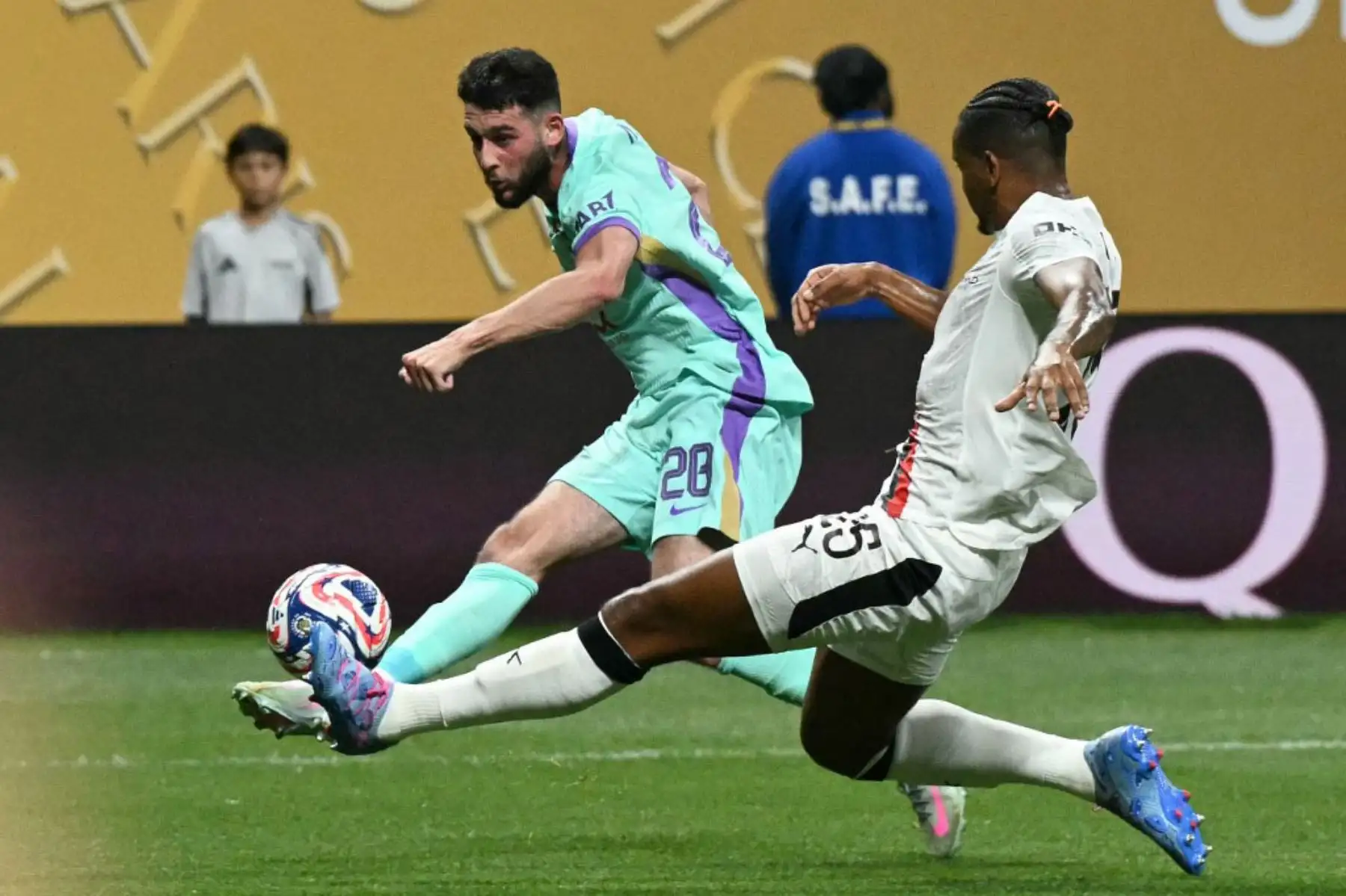 El centrocampista marroquí de Al Ain, Chadli Nassim, y el defensor suizo del Manchester City, Manuel Akanji, luchan por el balón durante el partido de fútbol del Grupo G de la Copa Mundial de Clubes de la FIFA 2025 entre el Manchester City de Inglaterra y el Al Ain FC de los Emiratos Árabes Unidos en el estadio Mercedes-Benz de Atlanta. Foto: AFP