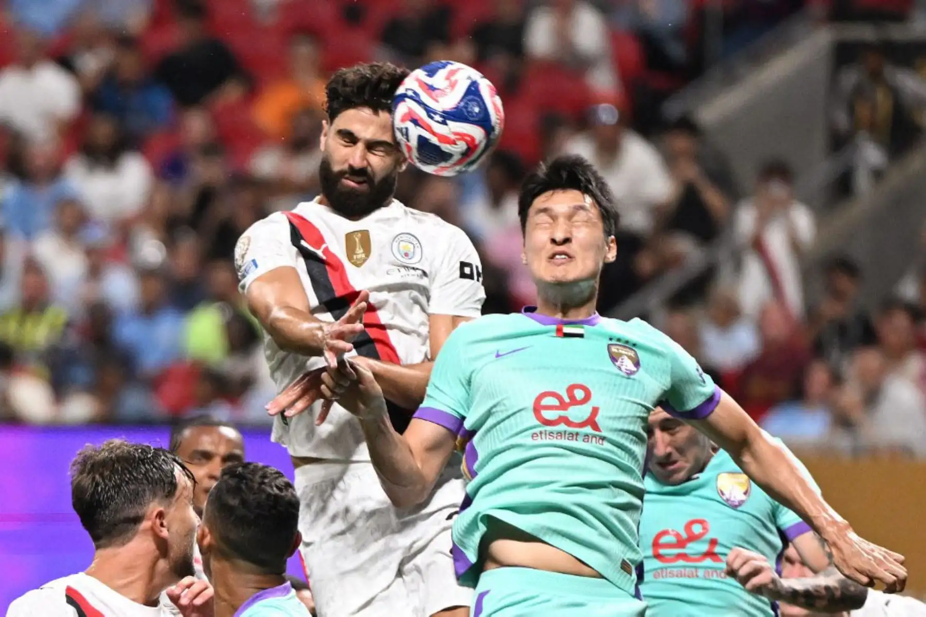 El defensor croata del Manchester City, Josko Gvardiol, y el defensor surcoreano del Al Ain, Park Yongwoo, luchan por el balón durante el partido de fútbol del Grupo G de la Copa Mundial de Clubes de la FIFA 2025 entre el Manchester City de Inglaterra y el Al Ain FC de los Emiratos Árabes Unidos en el estadio Mercedes-Benz de Atlanta. Foto: AFP