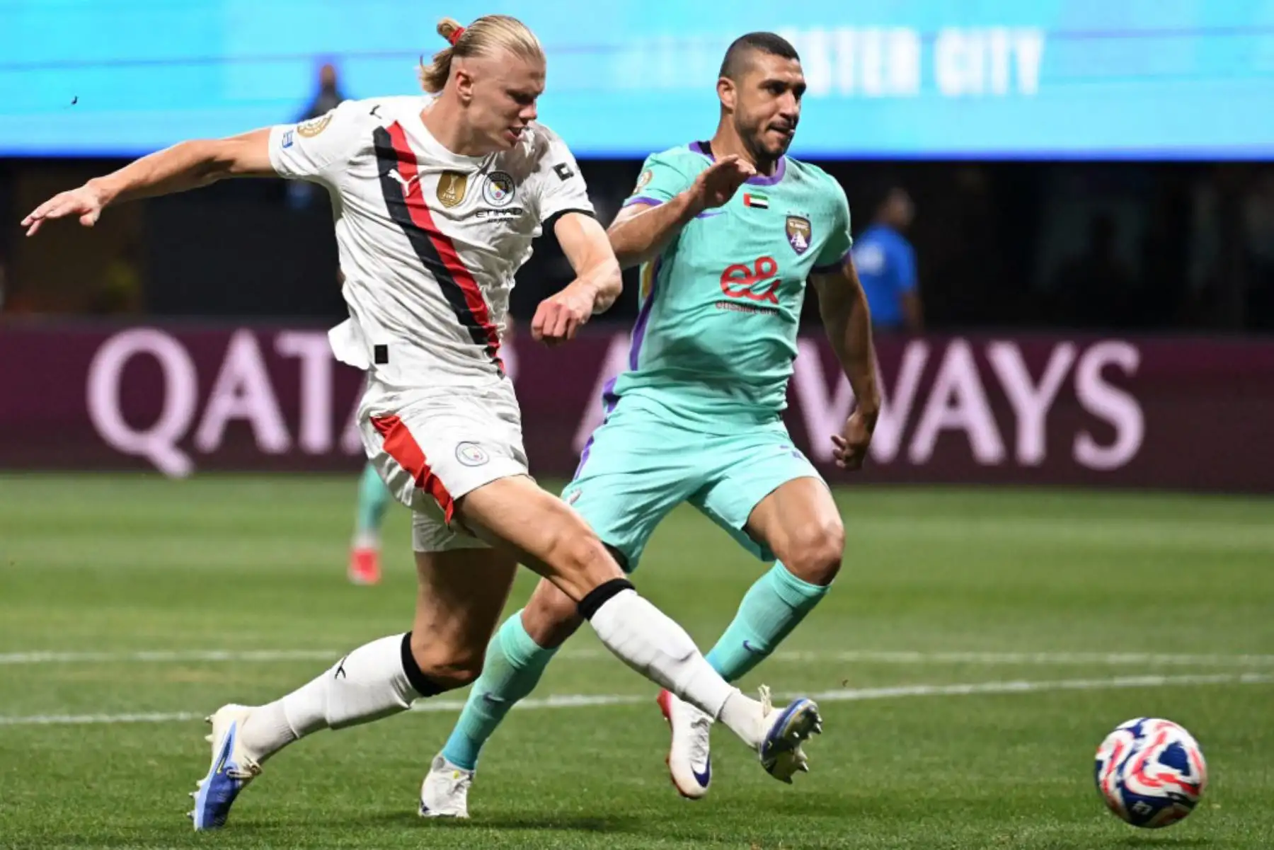 El delantero noruego del Manchester City, Erling Haaland, y el defensor argentino del Al Ain, Facundo Zabala, luchan por el balón durante el partido de fútbol del Grupo G de la Copa Mundial de Clubes de la FIFA 2025 entre el Manchester City de Inglaterra y el Al Ain FC de los Emiratos Árabes Unidos en el estadio Mercedes-Benz de Atlanta. Foto: AFP