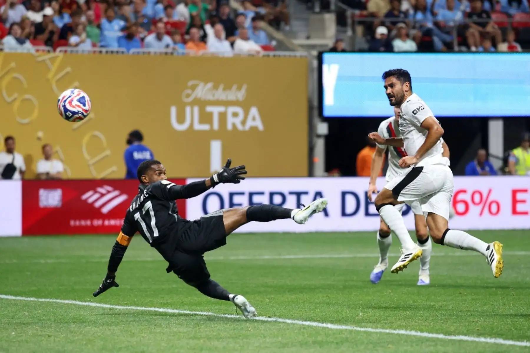 Ilkay Guendogan del Manchester City marca el cuarto gol de su equipo ante el portero Khalid Eisa del Al Ain durante el partido del Grupo G de la Copa Mundial de Clubes de la FIFA 2025 entre el Manchester City FC y el Al Ain FC en el Mercedes-Benz Stadium de Atlanta, Georgia. Foto: Getty Images / AFP
