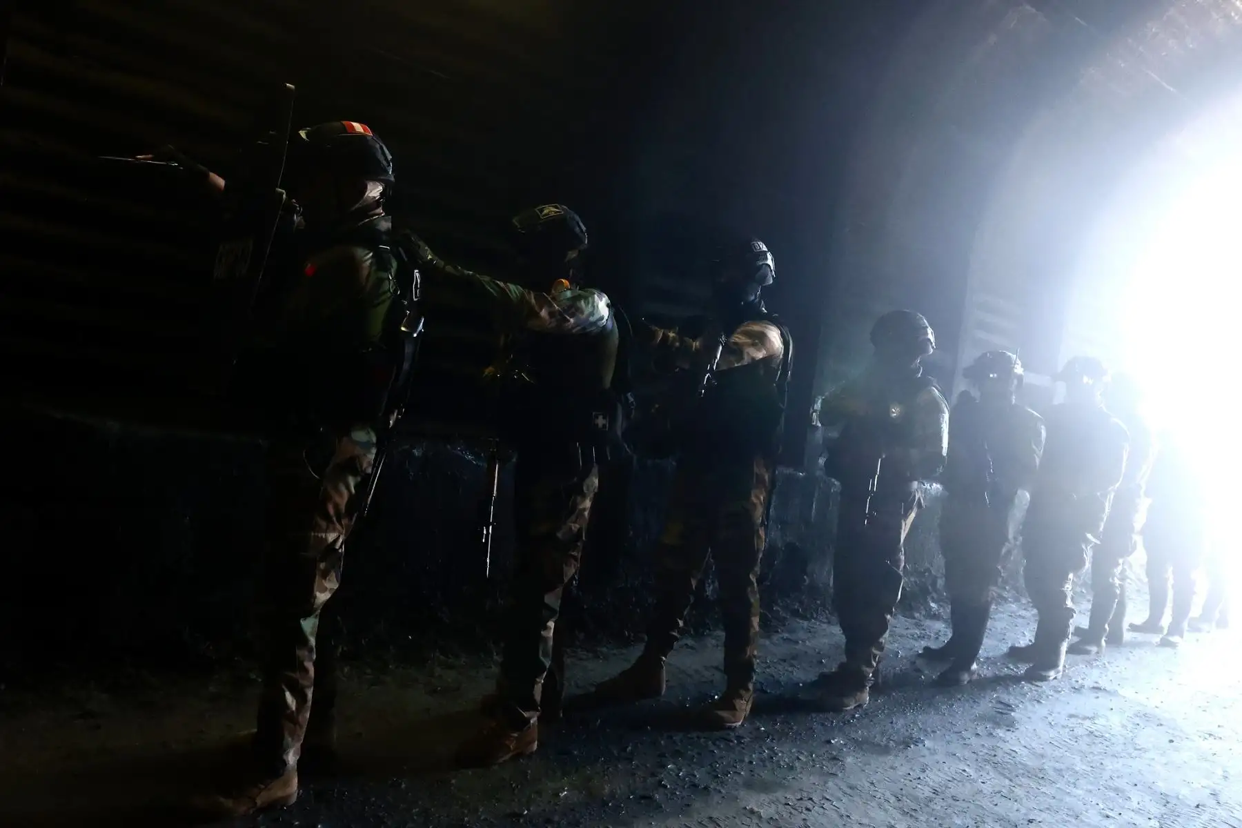 Fuerzas especiales del Comando Unificado Pataz, conformado por efectivos de las FF.AA. y de la Policía Nacional del Perú reciben entrenamiento para intervenir en socavones y combatir minería ilegal en Pataz, región La Libertad. La capacitación incluye técnicas de patrullaje, combate en socavones y uso legal de la fuerza. Foto: Mindef