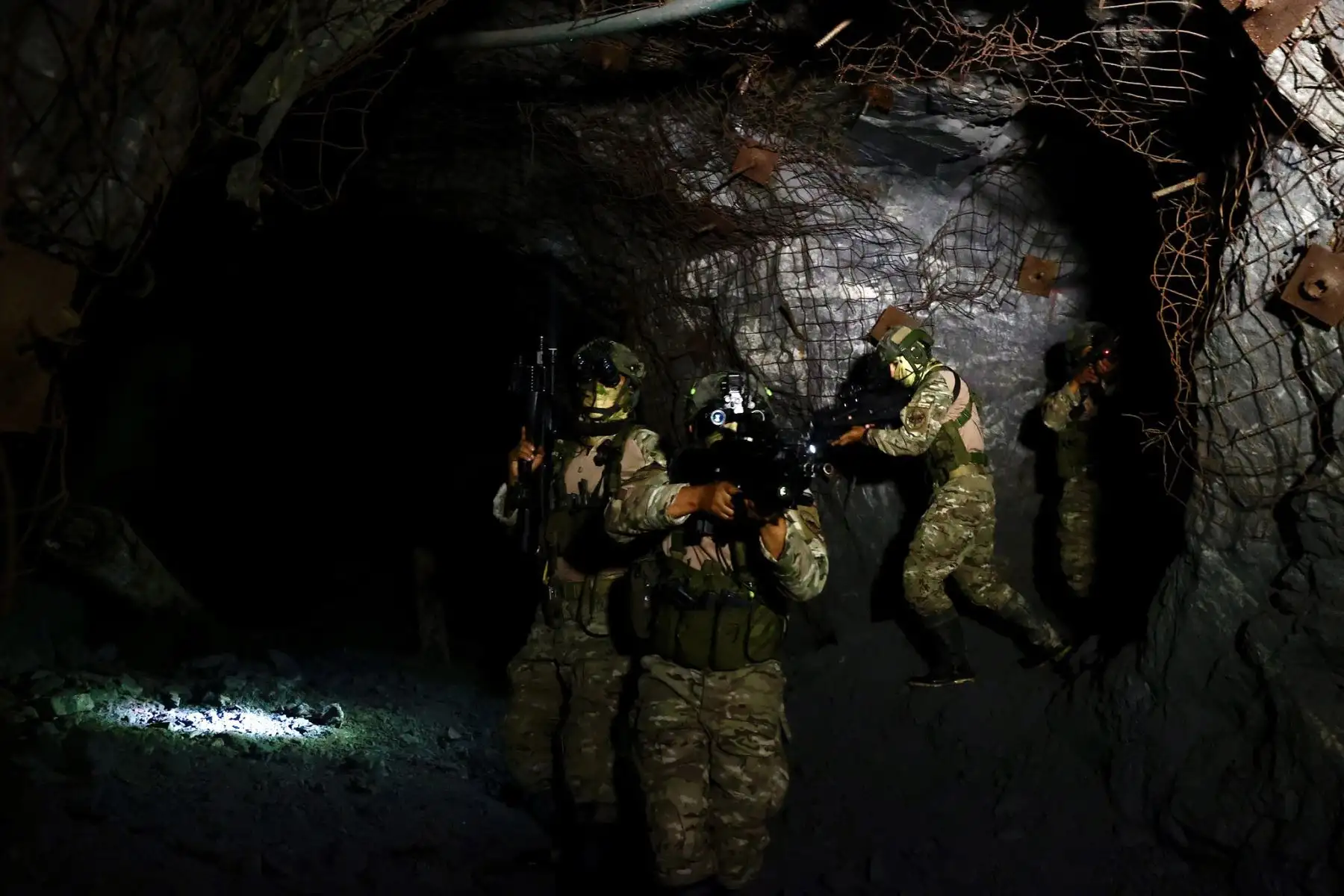 Fuerzas especiales del Comando Unificado Pataz, conformado por efectivos de las FF.AA. y de la Policía Nacional del Perú reciben entrenamiento para intervenir en socavones y combatir minería ilegal en Pataz, región La Libertad. La capacitación incluye técnicas de patrullaje, combate en socavones y uso legal de la fuerza. Foto: Mindef