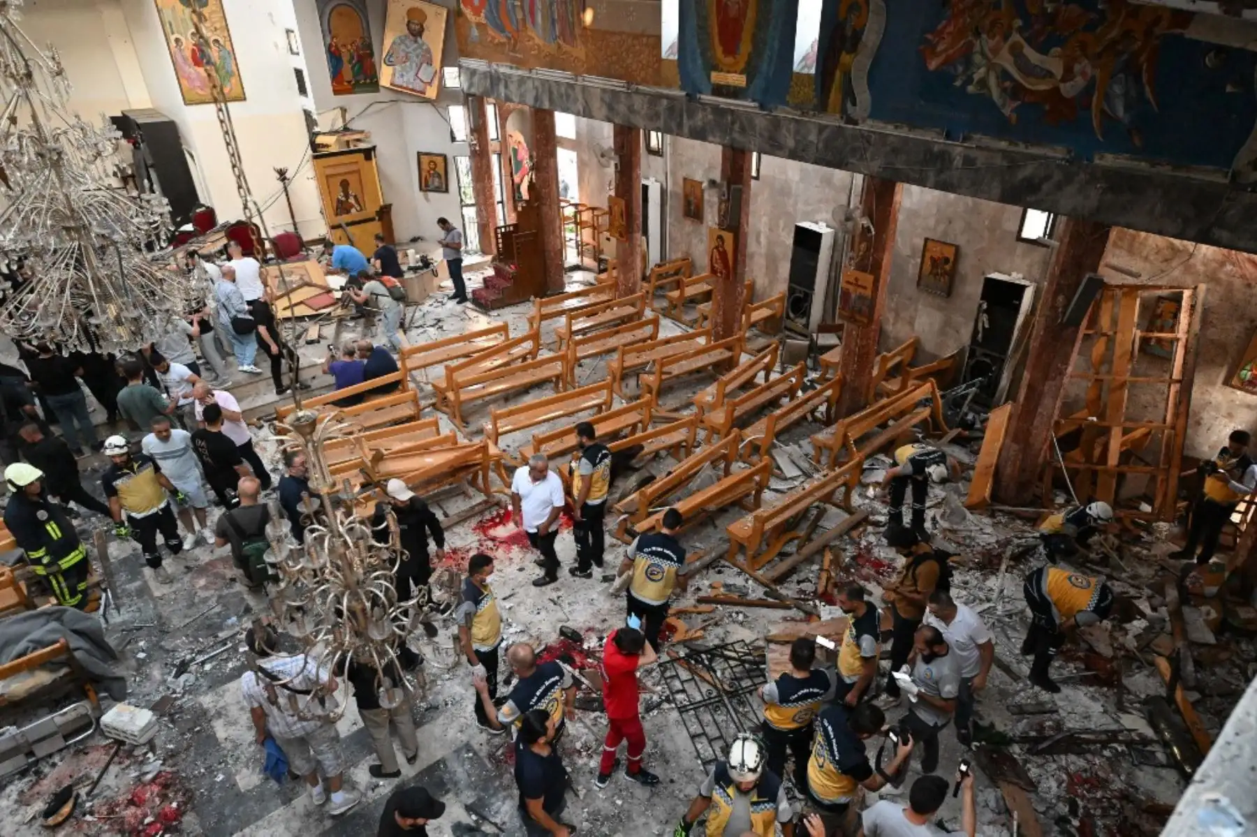 Al menos 22 personas murieron y medio centenar resultaron heridas en un atentado suicida el domingo en una iglesia de Damasco, cuyo autor sería un miembro del grupo yihadista Estado Islámico (EI), según las autoridades sirias. Foto: AFP