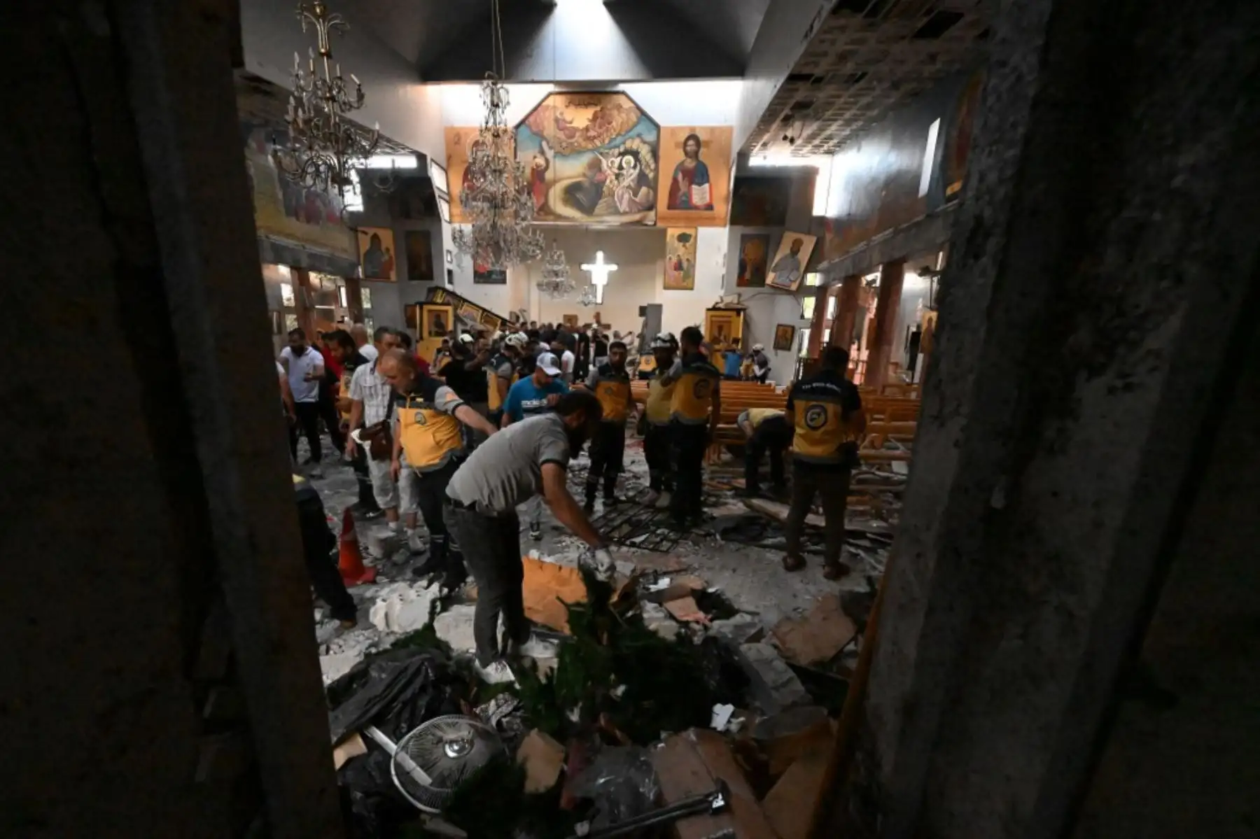 Al menos 22 personas murieron y medio centenar resultaron heridas en un atentado suicida el domingo en una iglesia de Damasco, cuyo autor sería un miembro del grupo yihadista Estado Islámico (EI), según las autoridades sirias. Foto: AFP