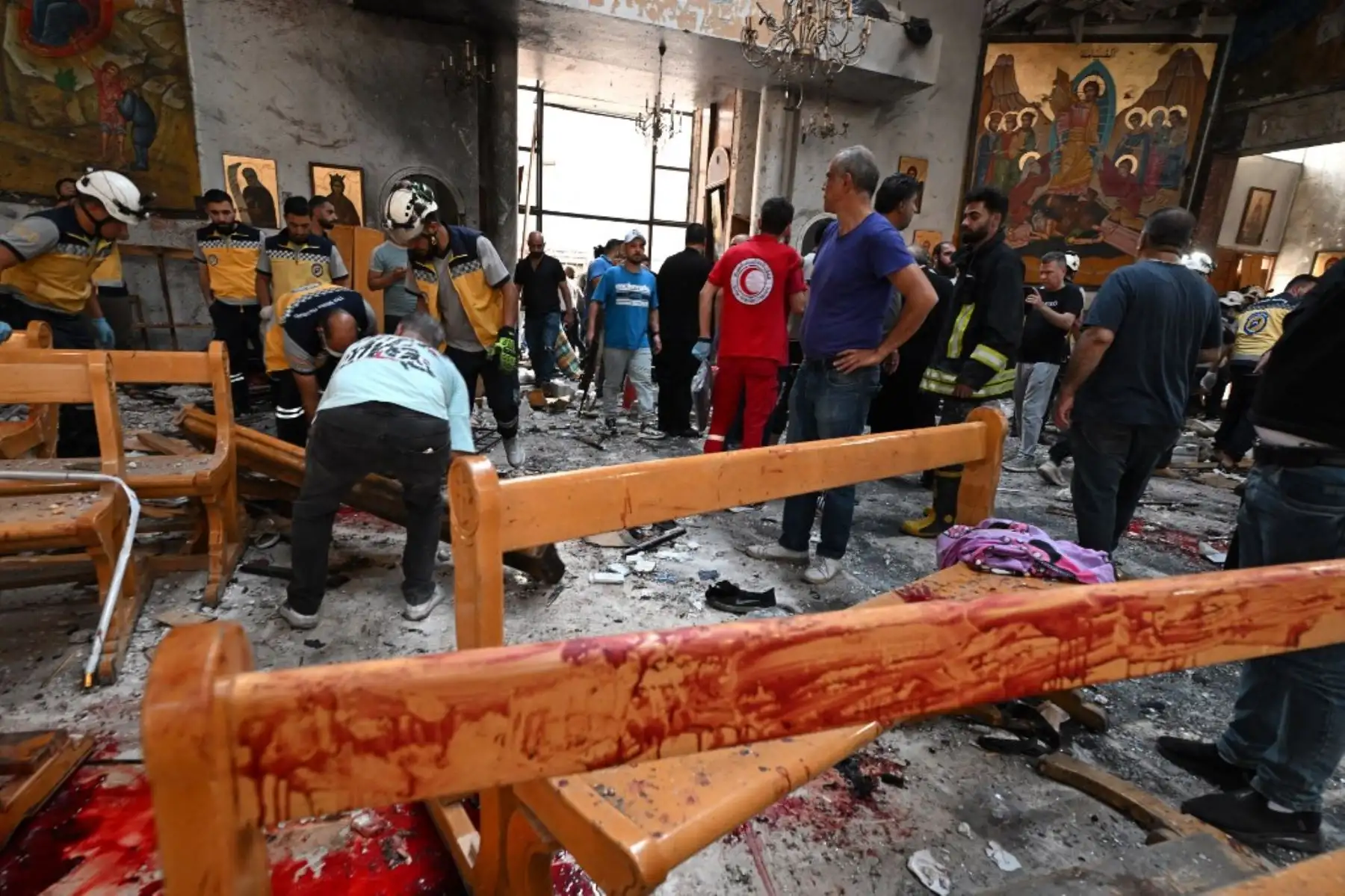 "Un atacante suicida afiliado al grupo terrorista Dáesh (Estado Islámico) entró a la iglesia de San Elias, abrió fuego y luego se hizo explotar con un cinturón explosivo", indicó el Ministerio del Interior en un comunicado.  Foto: AFP
