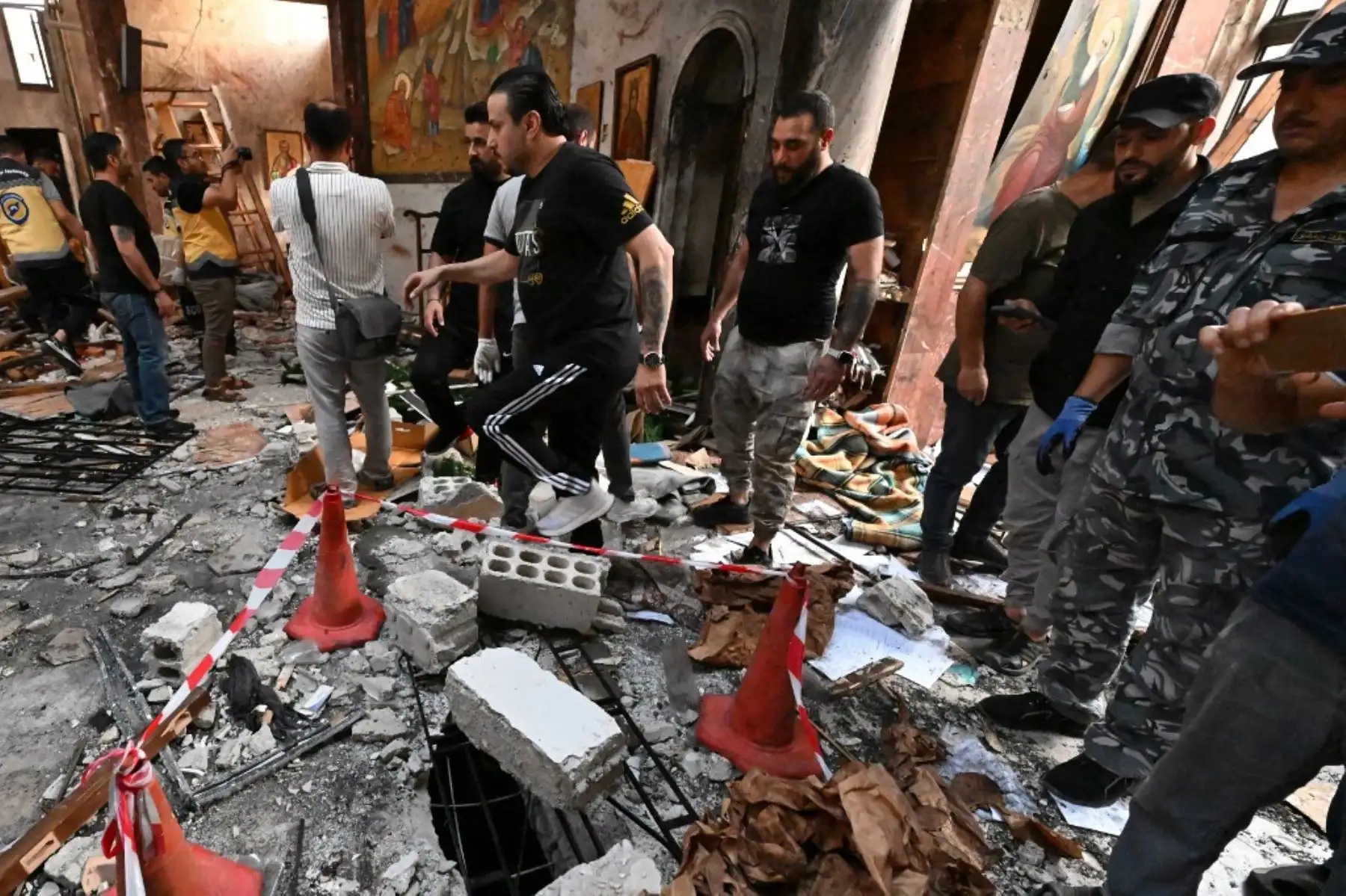 "Un atacante suicida afiliado al grupo terrorista Dáesh (Estado Islámico) entró a la iglesia de San Elias, abrió fuego y luego se hizo explotar con un cinturón explosivo", indicó el Ministerio del Interior en un comunicado.  Foto: AFP