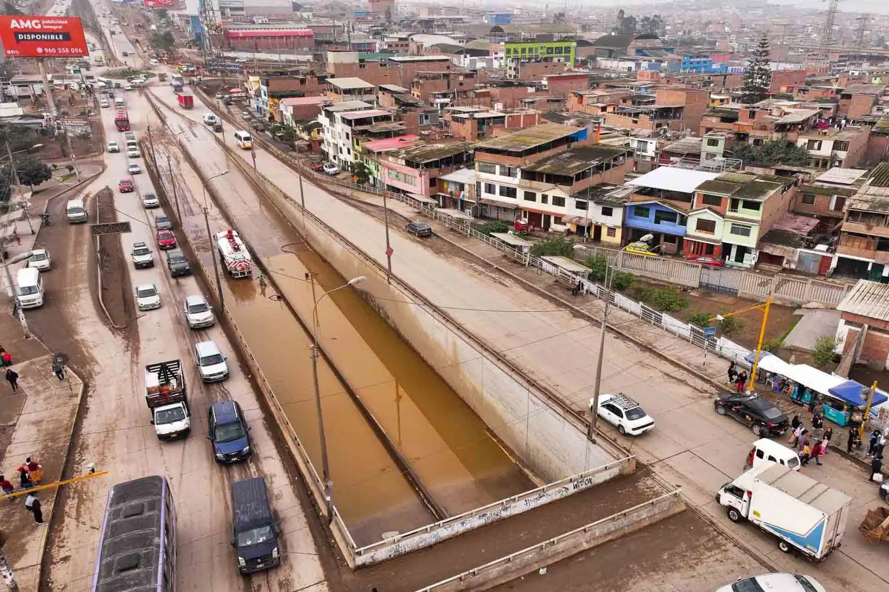 El paso a desnivel ubicado en la avenida Pachacútec, en el distrito de Villa María del Triunfo, permanece cerrado luego de la fuerte llovizna registrada en Lima. Foto: ANDINA/ Braian Reyna