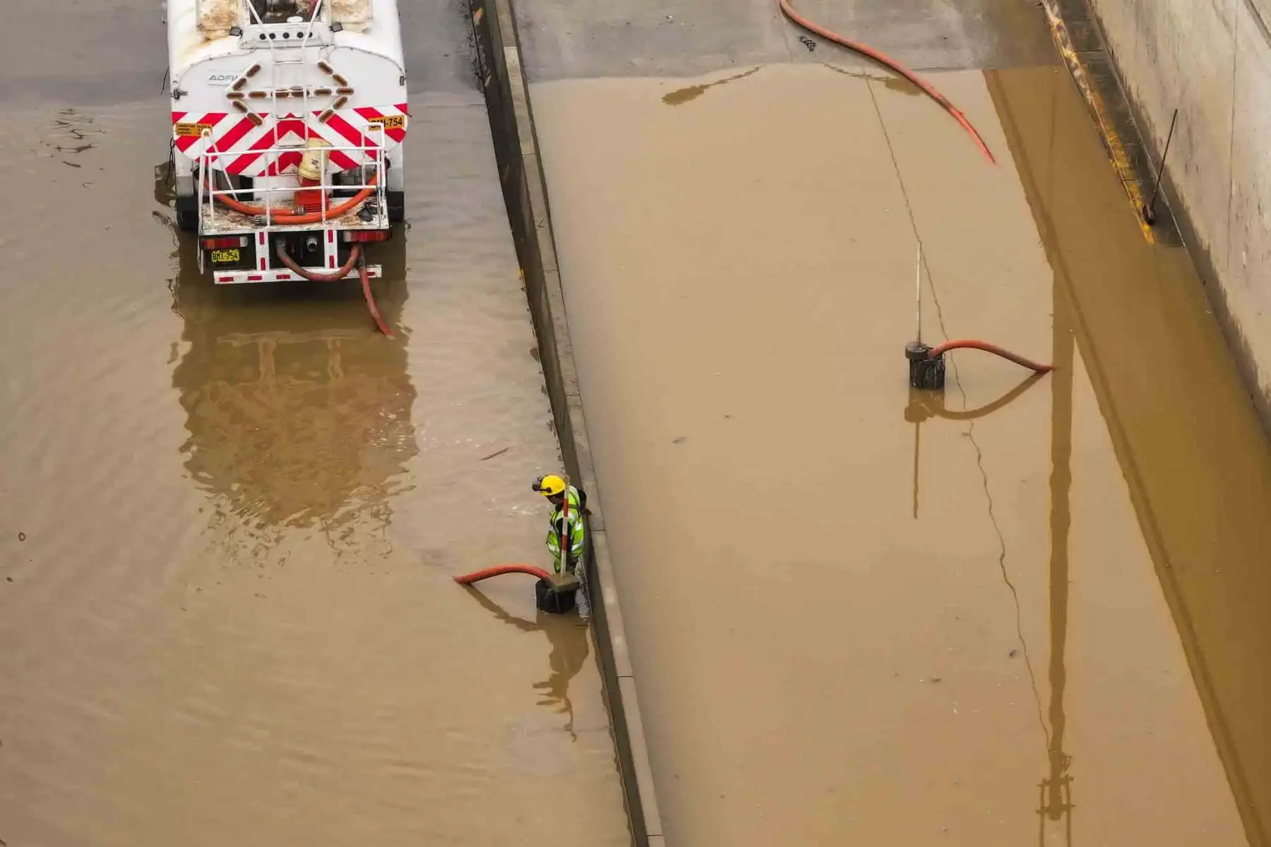 La falta de un sistema de drenaje provocó un aniego que inundó la vía, dejando vehículos atrapados y generando una fuerte congestión vehicular en la zona. Foto: ANDINA/ Braian Reyna