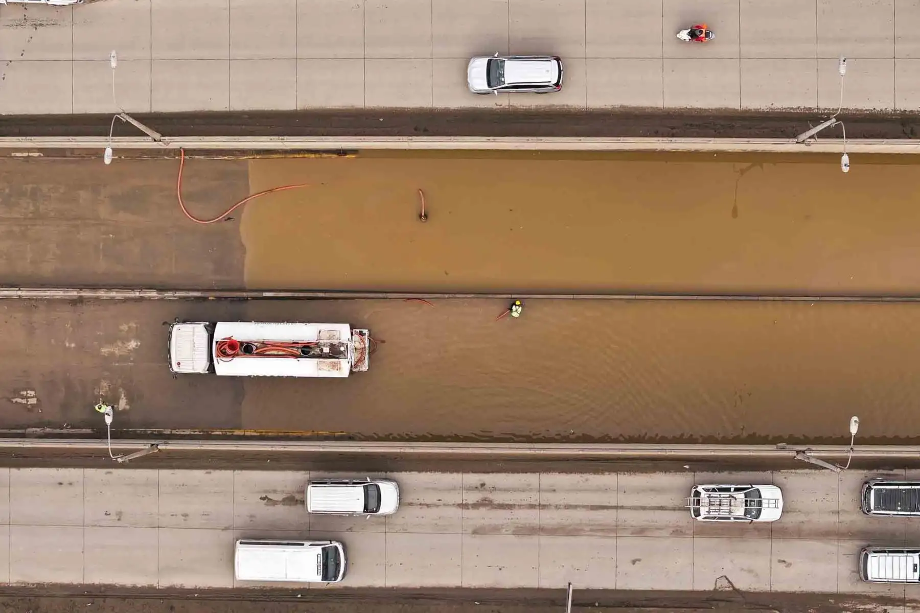 La falta de un sistema de drenaje provocó un aniego que inundó la vía, dejando vehículos atrapados y generando una fuerte congestión vehicular en la zona. Foto: ANDINA/ Braian Reyna