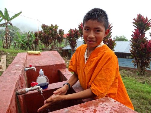 Estudiantes de comunidad nativa de Pueblo Nuevo, ubicado en el distrito de Mazamari, en la selva de Junín, aprenden buenas prácticas de higiene antes de recibir el desayuno escolar. ANDINA/Difusión