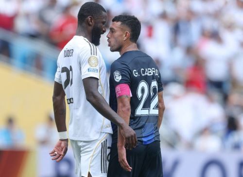 Gustavo Cabral y Rudiger intercambian palabras durante el partido entre Pachuca y  Real Madrid.