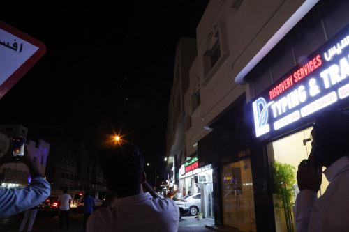 Personas filman proyectiles sobre Doha, Catar, el 23 de junio de 2025. Catar condenó un ataque iraní contra la mayor base militar estadounidense de la región, ubicada en el país del Golfo, calificándolo de "flagrante violación de su soberanía". Foto: AFP