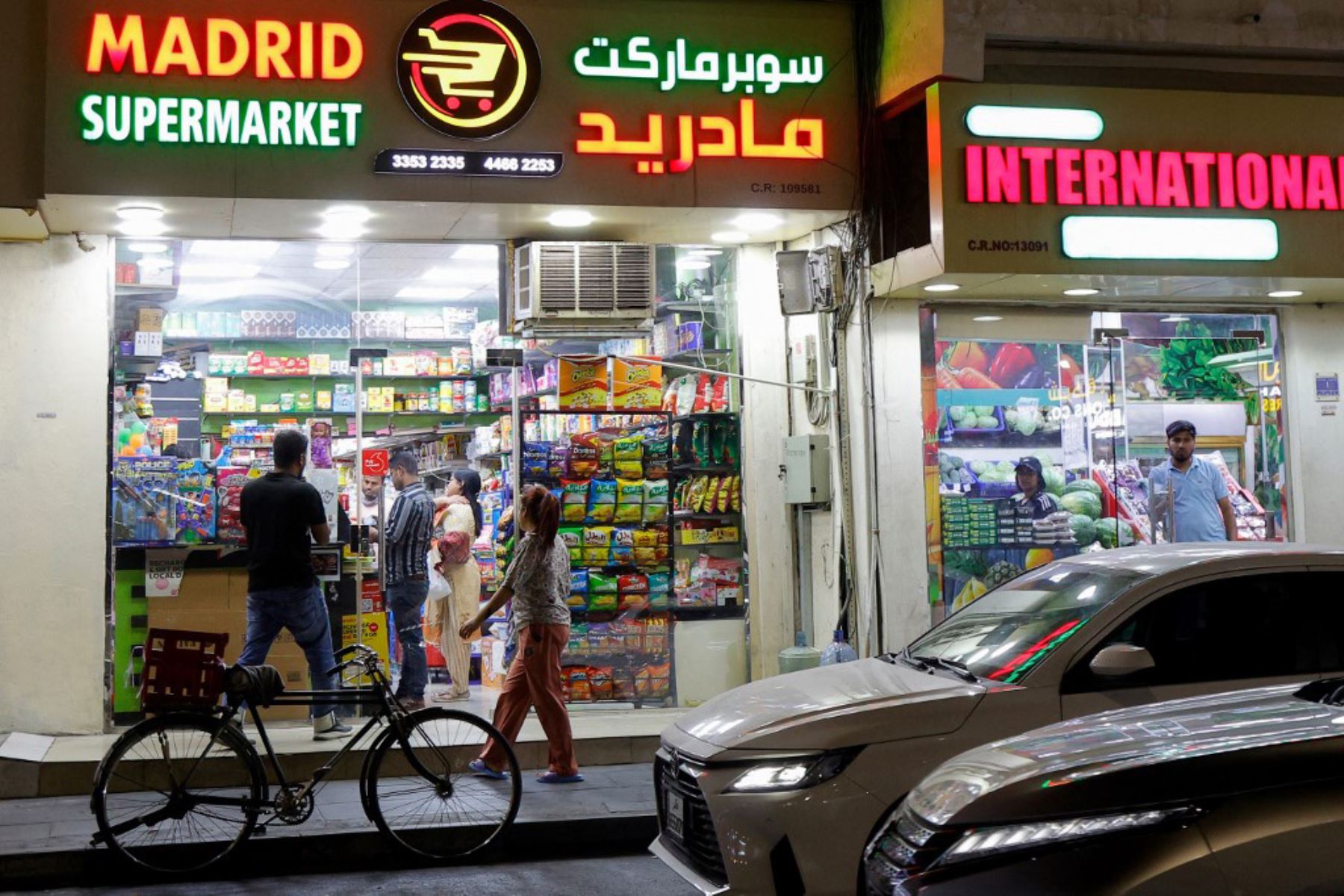 Supermercado en Doha, Qatar, el 23 de junio de 2025. Qatar condenó el 23 de junio de 2025 un ataque iraní contra la mayor base militar estadounidense de la región, ubicada en el estado del Golfo, calificándolo de "violación flagrante" de su soberanía. Foto: AFP