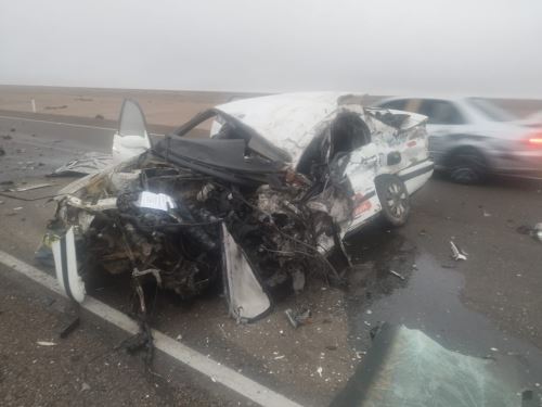 Totalmente destrozado quedó el taxi que chocó frontalmente contra un bus interprovincial que procedía de Puno,. El accidente se registró en Tacna y dejó una persona fallecida y 15 heridas. ANDINA/Difusión