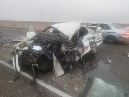 Totalmente destrozado quedó el taxi que chocó frontalmente contra un bus interprovincial que procedía de Puno,. El accidente se registró en Tacna y dejó una persona fallecida y 15 heridas. ANDINA/Difusión