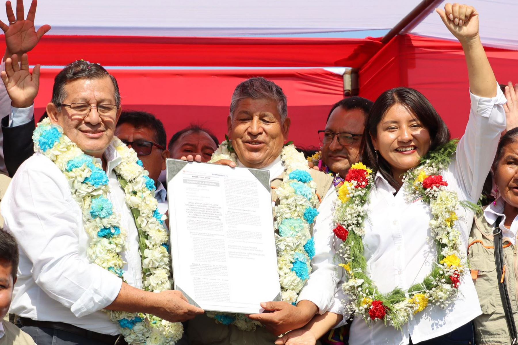 En la ceremonia participaron los congresistas Eduardo Salhuana y Esmeralda Limachi. Foto: ANDINA/difusión.