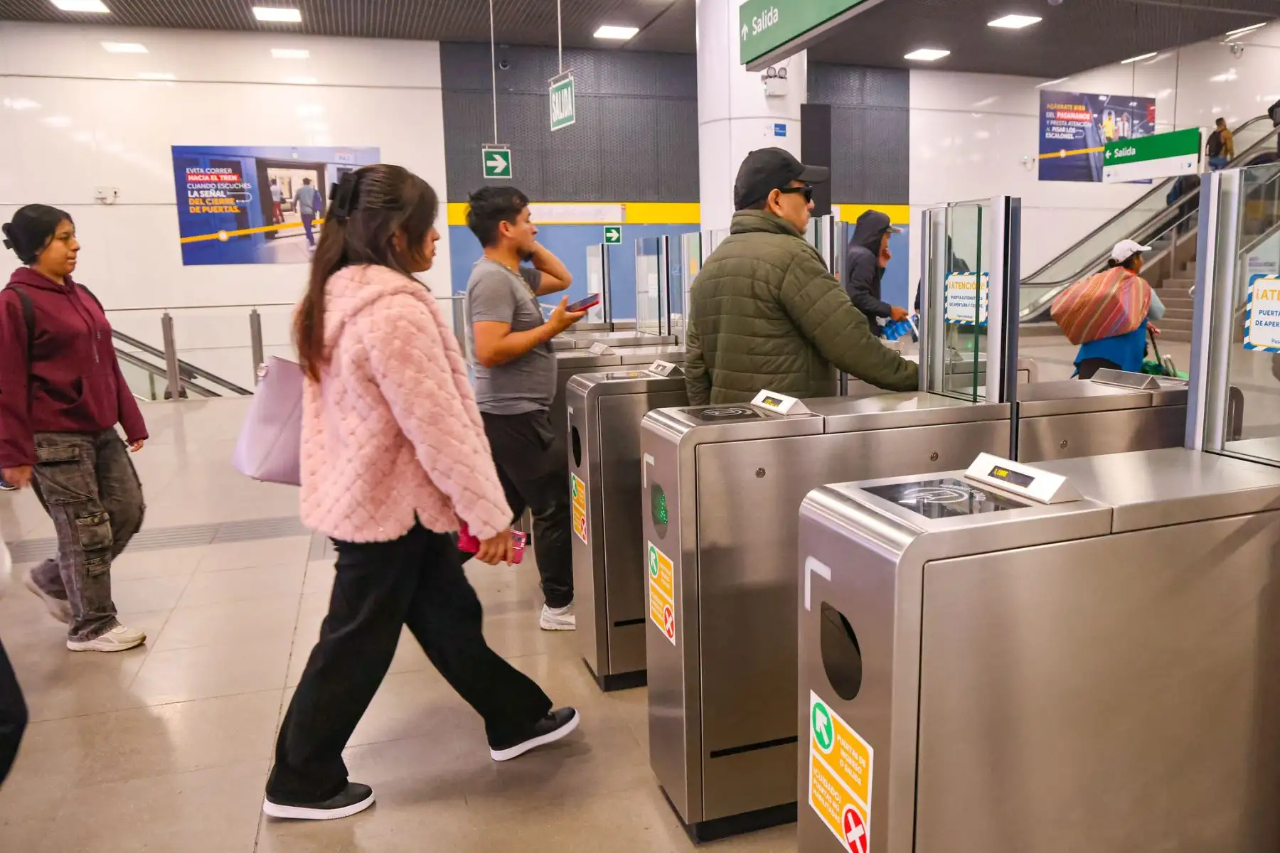El ministro César Sandoval inspeccionó las cinco estaciones de la Etapa 1A, de Ate a Santa Anita, y resaltó el impacto del primer tren subterráneo del Perú. Foto: MTC