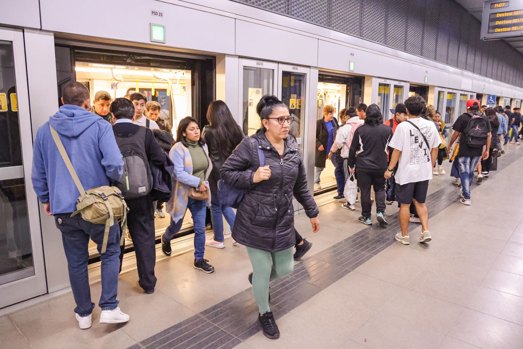 El ministro César Sandoval inspeccionó las cinco estaciones de la Etapa 1A, de Ate a Santa Anita, y resaltó el impacto del primer tren subterráneo del Perú. Foto: MTC