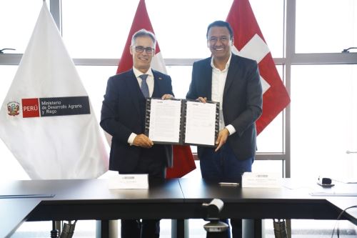 El embajador de Suiza en el Perú, Paul Ganier y el ministro de Desarrollo Agrario y Riego, Angel Manero Campos, firman los convenios para impulsar una agricutlura sostenible e inclusiva en el Perú. Foto: Cortesía.