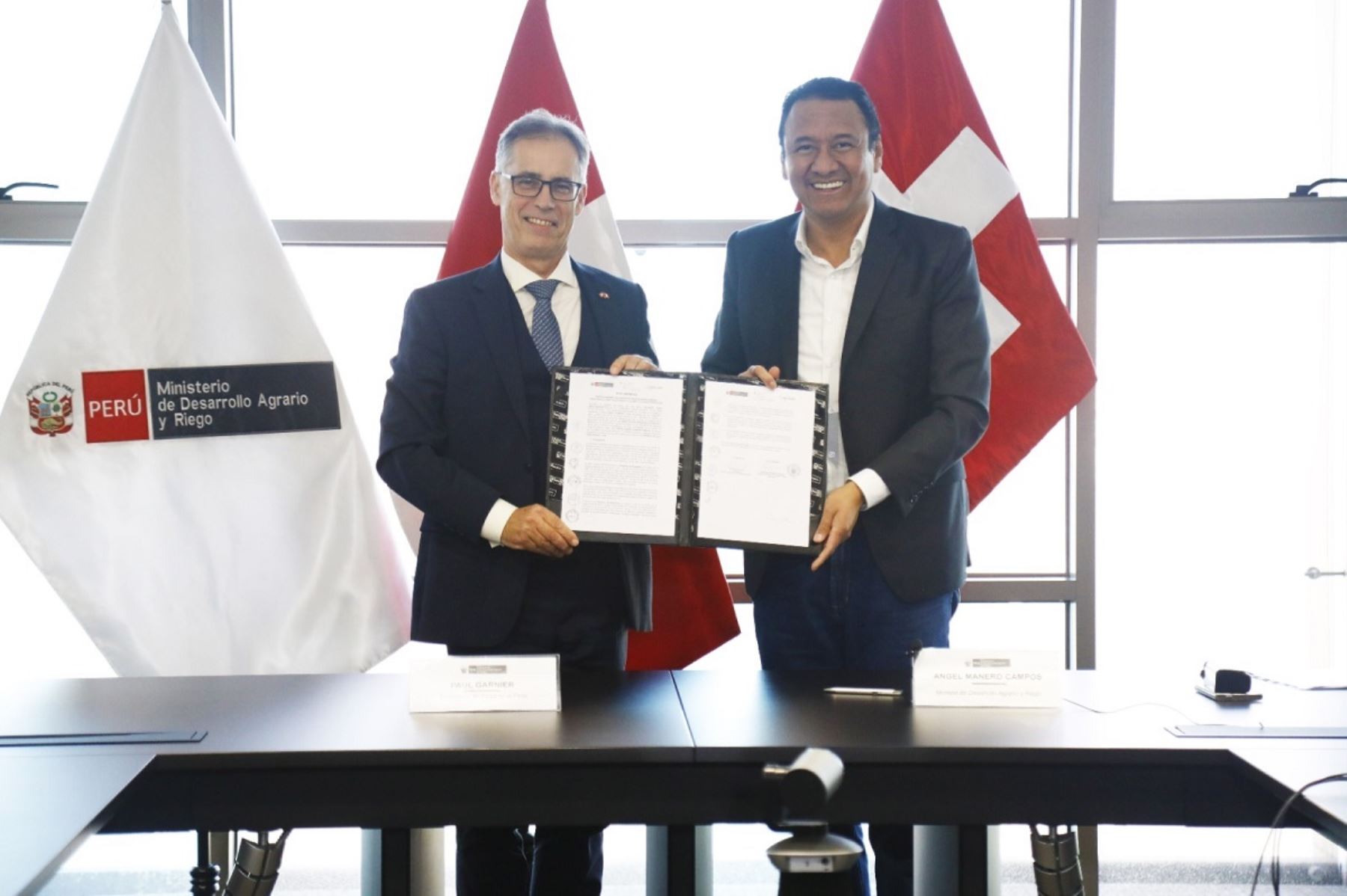 El embajador de Suiza en el Perú, Paul Ganier y el ministro de Desarrollo Agrario y Riego, Angel Manero Campos, firman los convenios para impulsar una agricutlura sostenible e inclusiva en el Perú. Foto: Cortesía.