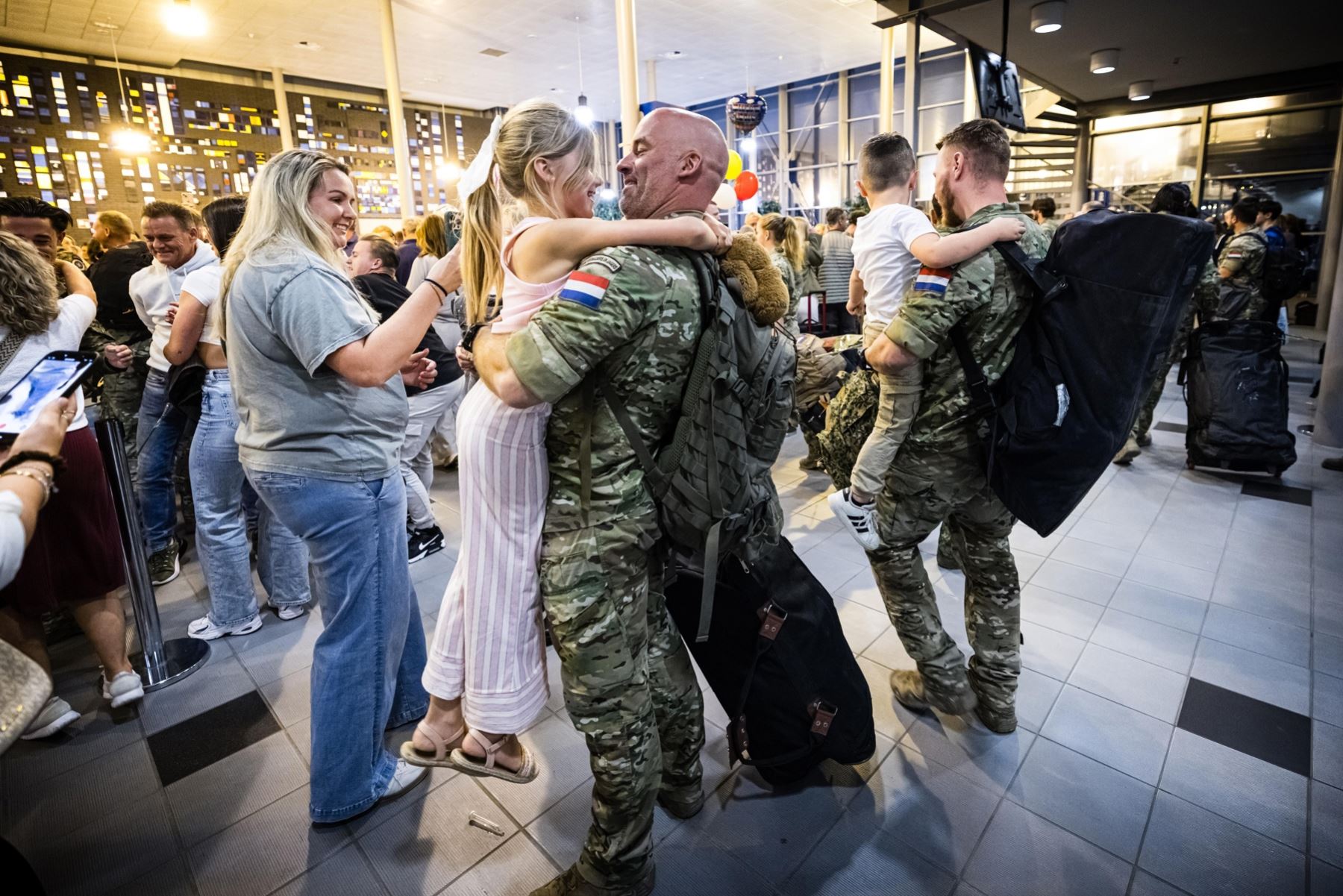 Soldados holandeses saludan a sus seres queridos tras desembarcar de un avión que transportaba setenta soldados atrapados en Irak por la guerra entre los vecinos Irán e Israel, tras aterrizar en el aeropuerto de Eindhoven, Países Bajos. Foto: AFP