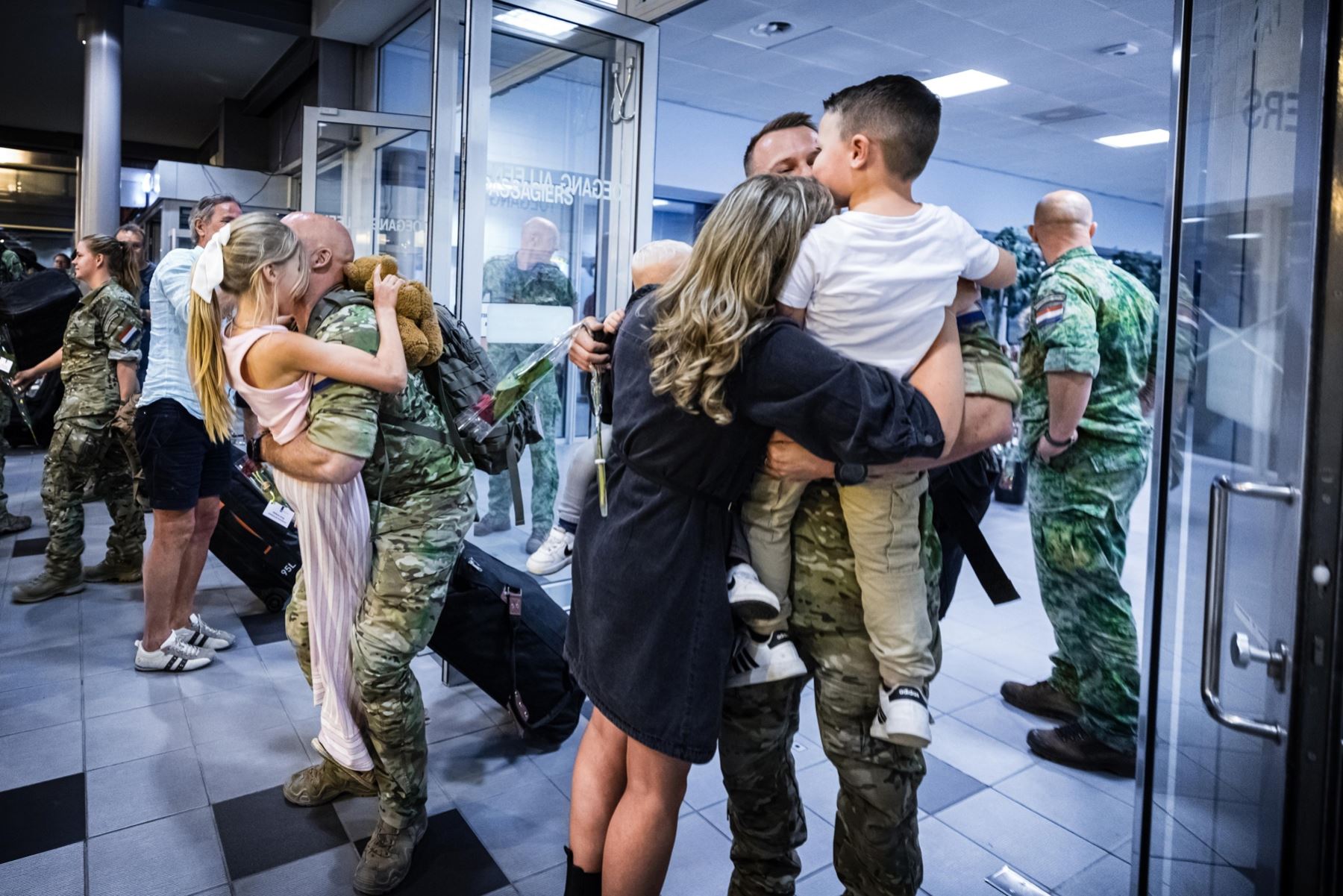 Soldados holandeses saludan a sus seres queridos tras desembarcar de un avión que transportaba setenta soldados atrapados en Irak por la guerra entre los vecinos Irán e Israel, tras aterrizar en el aeropuerto de Eindhoven, Países Bajos. Foto: AFP