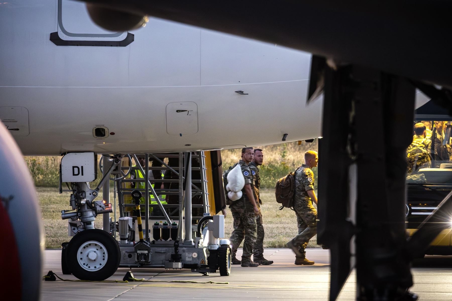 Llegada de setenta soldados atrapados en Irak por la guerra entre los vecinos Irán e Israel, tras aterrizar en el aeropuerto de Eindhoven, Países Bajos. Foto: AFP