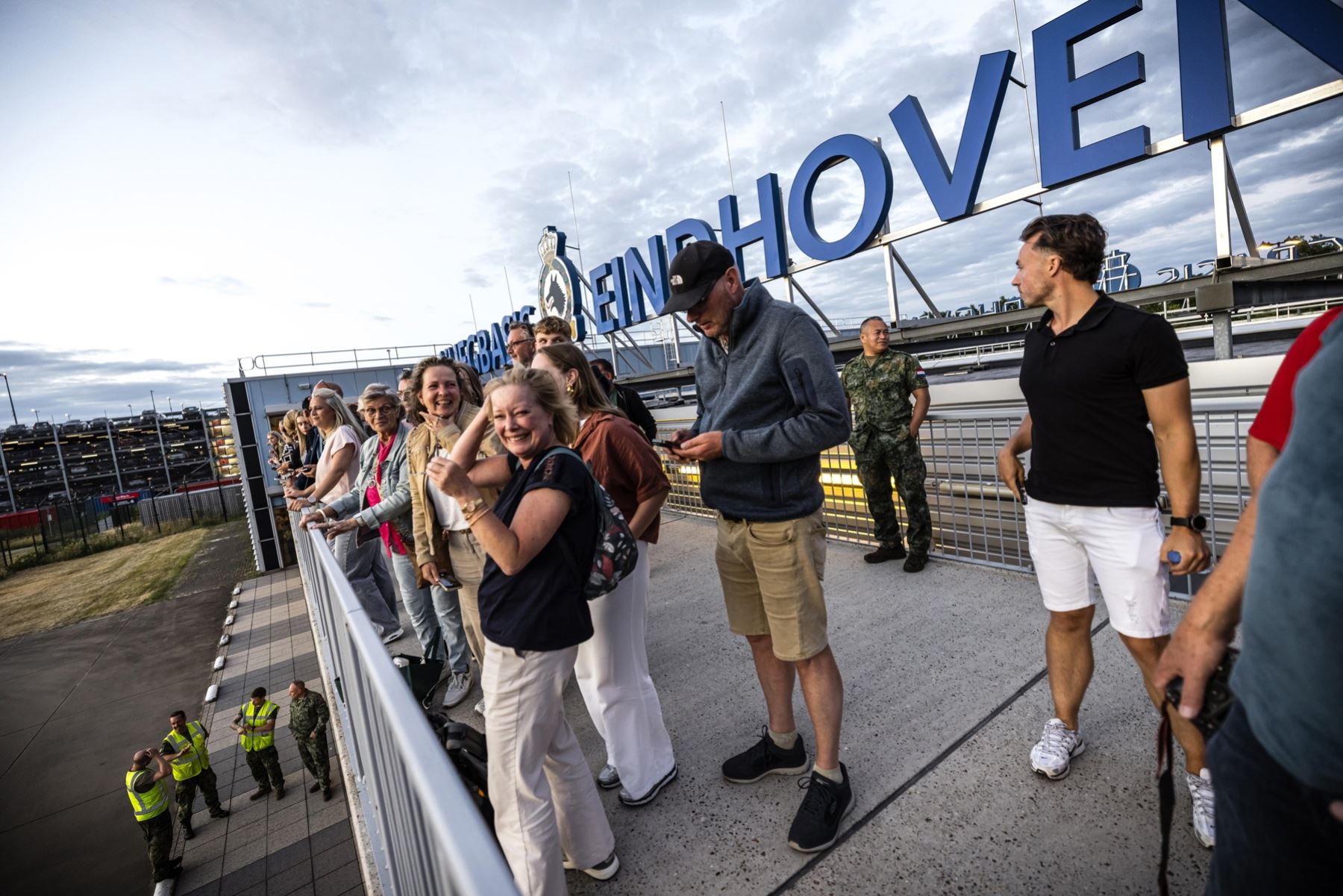 Soldados holandeses saludan a sus seres queridos tras desembarcar de un avión que transportaba setenta soldados atrapados en Irak por la guerra entre los vecinos Irán e Israel, tras aterrizar en el aeropuerto de Eindhoven, Países Bajos. Foto: AFP