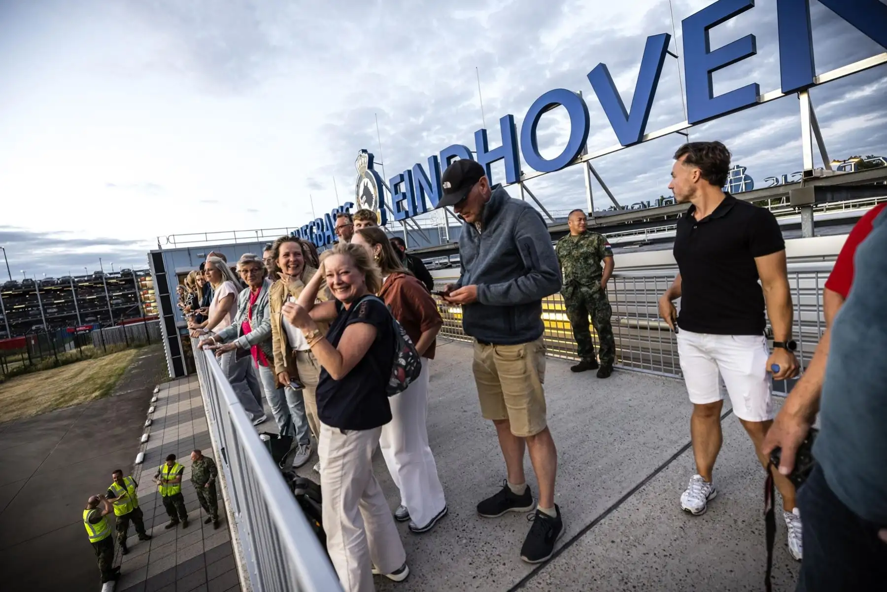 Soldados holandeses saludan a sus seres queridos tras desembarcar de un avión que transportaba setenta soldados atrapados en Irak por la guerra entre los vecinos Irán e Israel, tras aterrizar en el aeropuerto de Eindhoven, Países Bajos. Foto: AFP