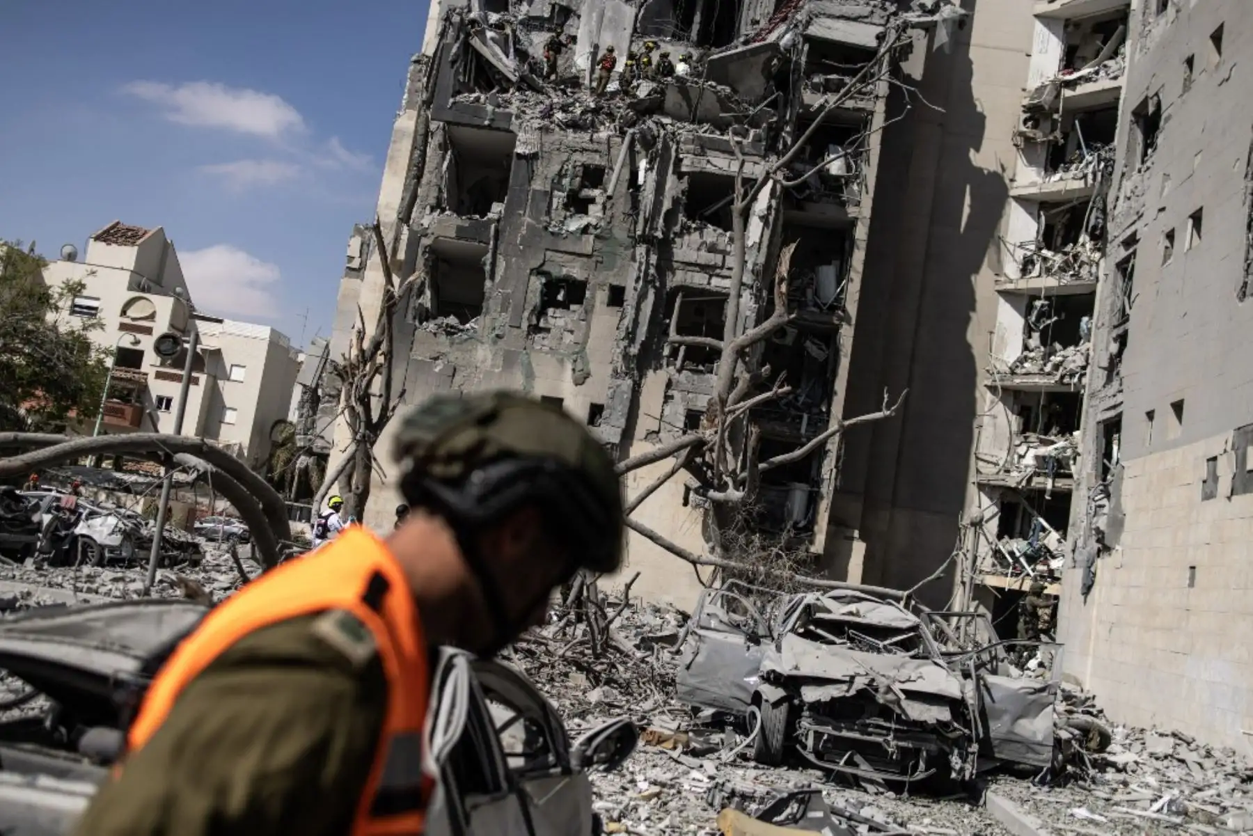 Los servicios de emergencia y las fuerzas de seguridad israelíes buscan víctimas entre los escombros de un edificio impactado por un misil iraní en Beersheba, al sur de Israel, el 24 de junio de 2025. Foto: AFP
