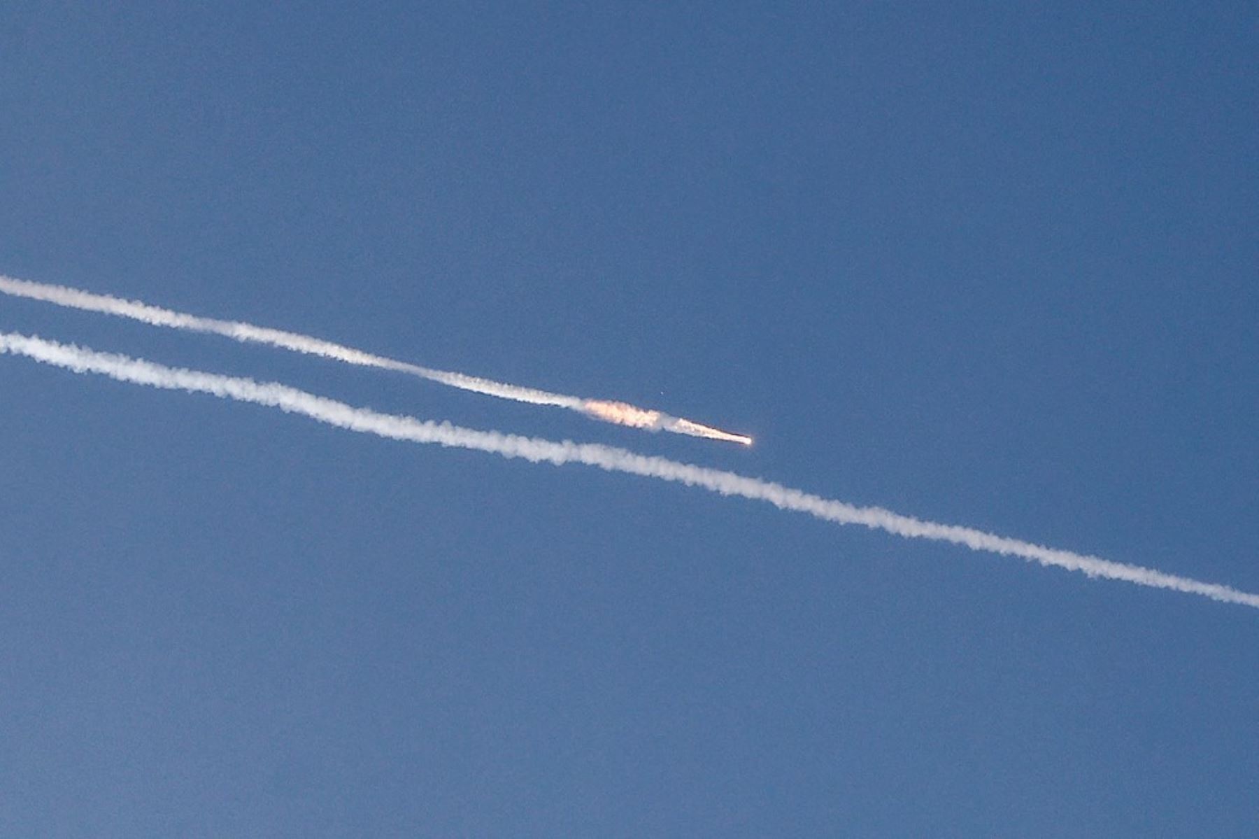 Estelas de cohetes en el cielo sobre la ciudad costera israelí de Netanya, en medio de ataques con misiles iraníes el 24 de junio de 2025. Foto: AFP