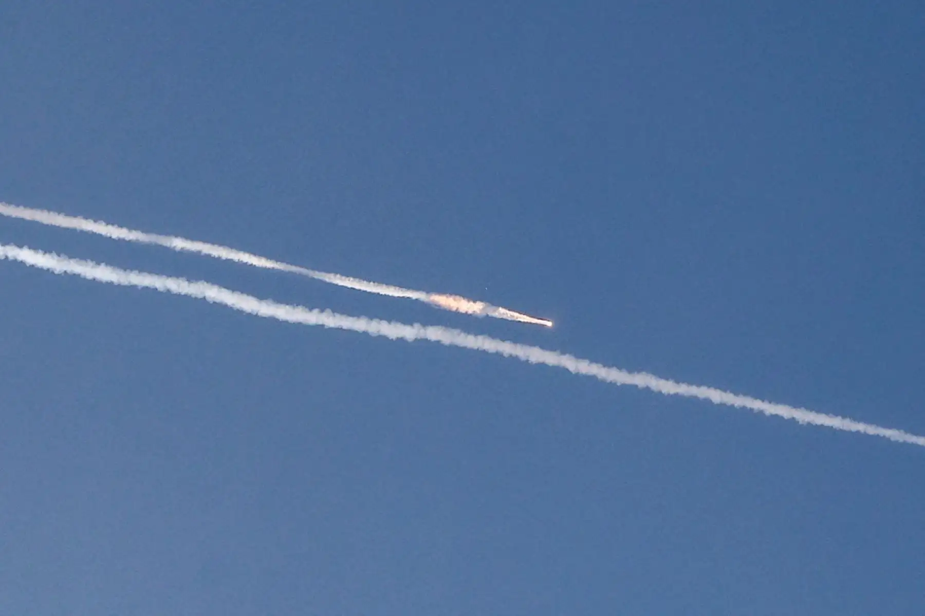 Estelas de cohetes en el cielo sobre la ciudad costera israelí de Netanya, en medio de ataques con misiles iraníes el 24 de junio de 2025. Foto: AFP