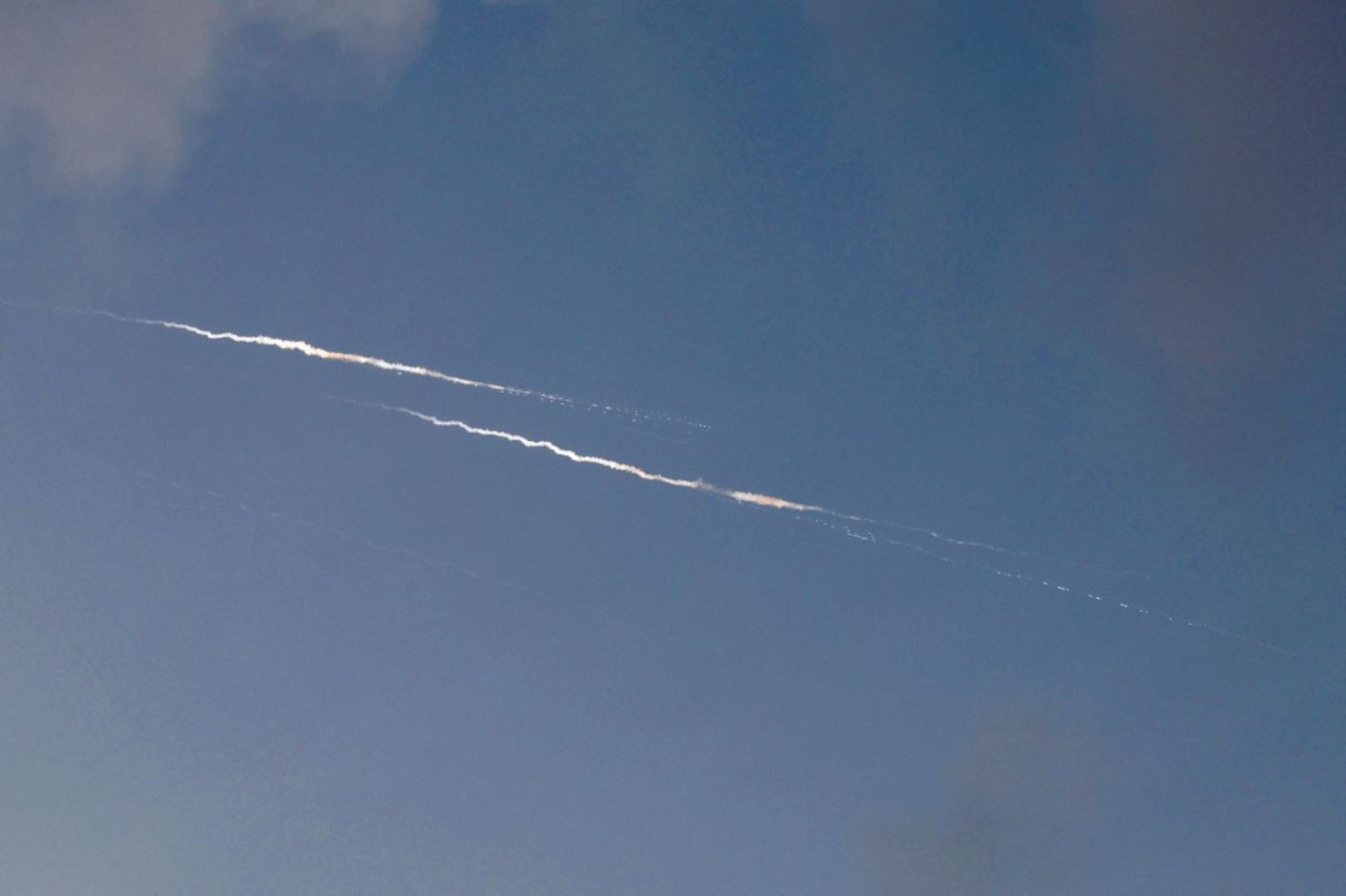 Estelas de cohetes en el cielo sobre la ciudad costera israelí de Netanya, en medio de ataques con misiles iraníes el 24 de junio de 2025. Foto: AFP
