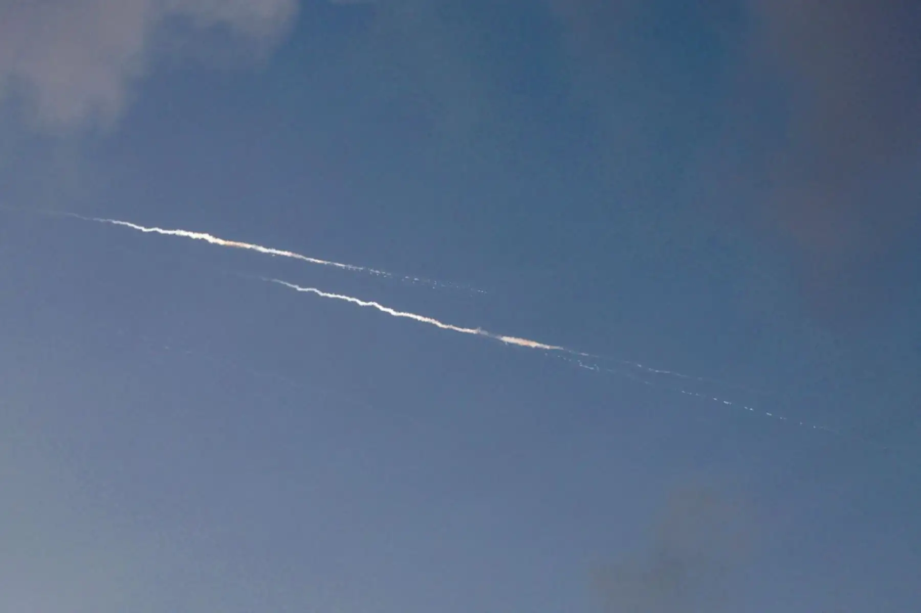 Estelas de cohetes en el cielo sobre la ciudad costera israelí de Netanya, en medio de ataques con misiles iraníes el 24 de junio de 2025. Foto: AFP
