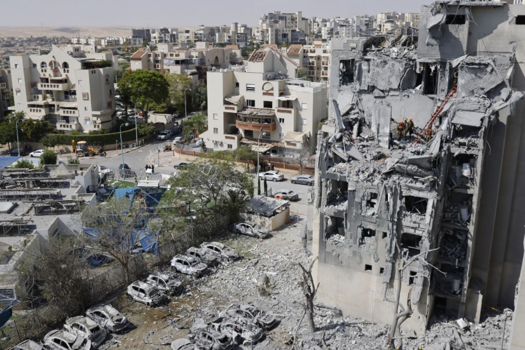 Los servicios de emergencia y las fuerzas de seguridad israelíes buscan víctimas entre los escombros de un edificio impactado por un misil iraní en Beersheba, al sur de Israel, el 24 de junio de 2025. Foto: AFP