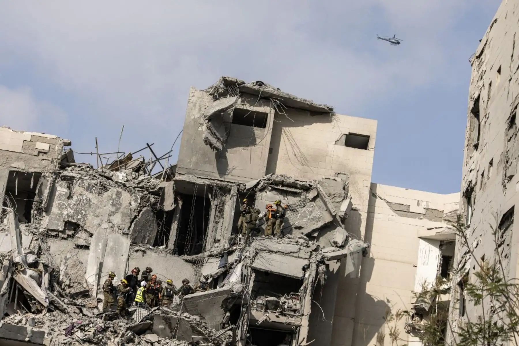 Los servicios de emergencia y las fuerzas de seguridad israelíes buscan víctimas entre los escombros de un edificio impactado por un misil iraní en Beersheba, al sur de Israel, el 24 de junio de 2025. Foto: AFP