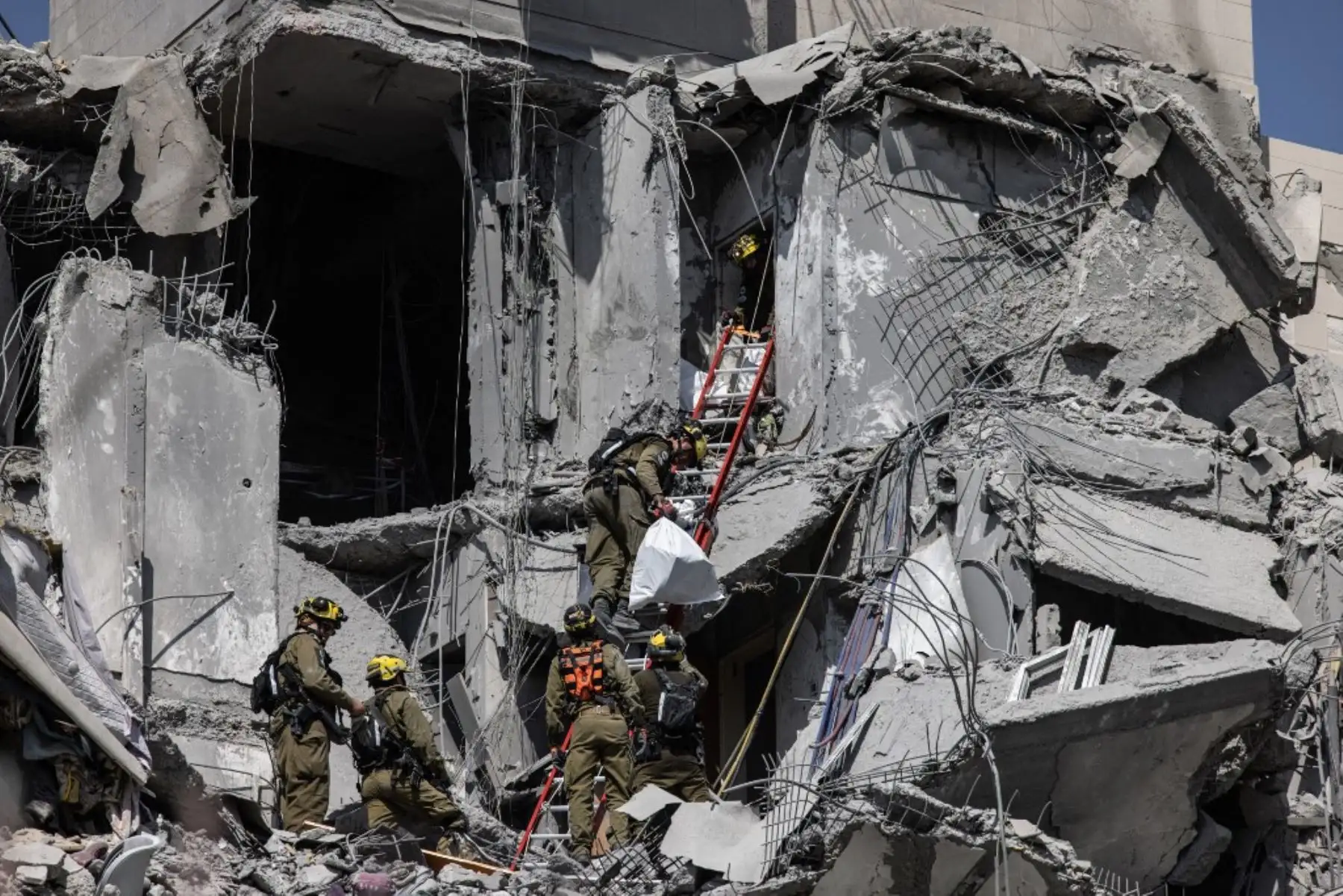 Los servicios de emergencia y las fuerzas de seguridad israelíes buscan víctimas entre los escombros de un edificio impactado por un misil iraní en Beersheba, al sur de Israel, el 24 de junio de 2025. Foto: AFP