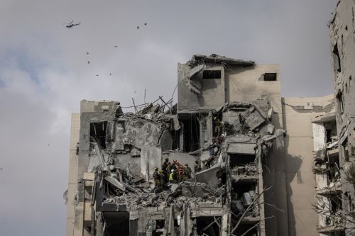 Servicios de emergencia israelíes buscan víctimas tras ataques con misiles iraníes en Beersheba