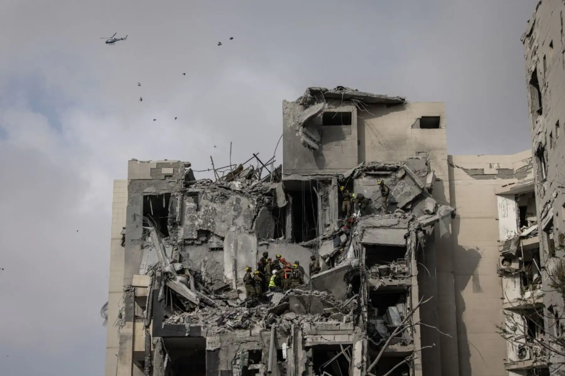 Los servicios de emergencia y las fuerzas de seguridad israelíes buscan víctimas entre los escombros de un edificio impactado por un misil iraní en Beersheba, al sur de Israel, el 24 de junio de 2025. Foto: AFP