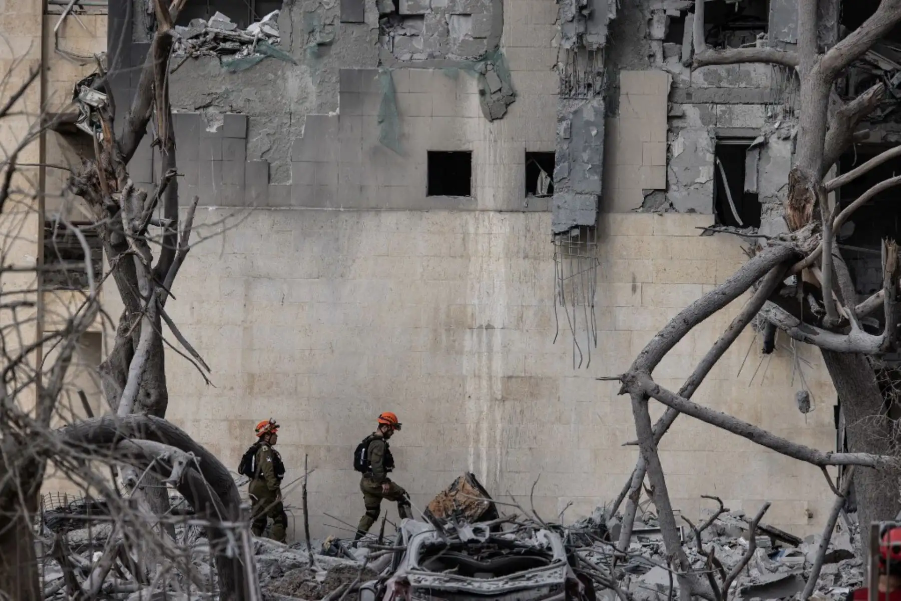 Los servicios de emergencia y las fuerzas de seguridad israelíes buscan víctimas entre los escombros de un edificio impactado por un misil iraní en Beersheba, al sur de Israel, el 24 de junio de 2025. Foto: AFP