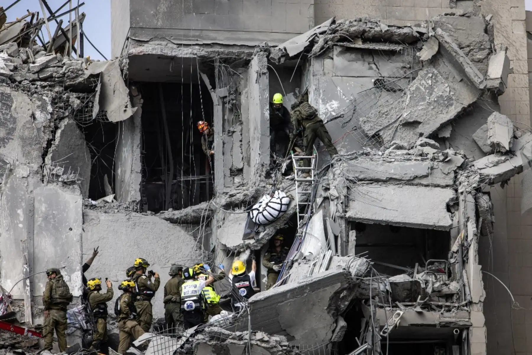 Los servicios de emergencia y las fuerzas de seguridad israelíes buscan víctimas entre los escombros de un edificio impactado por un misil iraní en Beersheba, al sur de Israel, el 24 de junio de 2025. Foto: AFP