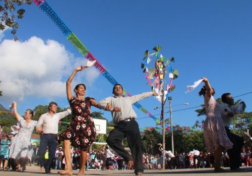 Moyobamba y otras ciudades de la Amazonía peruana viven hoy, 24 de junio, su festividad más importante: la Fiesta de San Juan que se realiza acompañada de una tradición ancestral: el baño bendito. ANDINA/Difusión