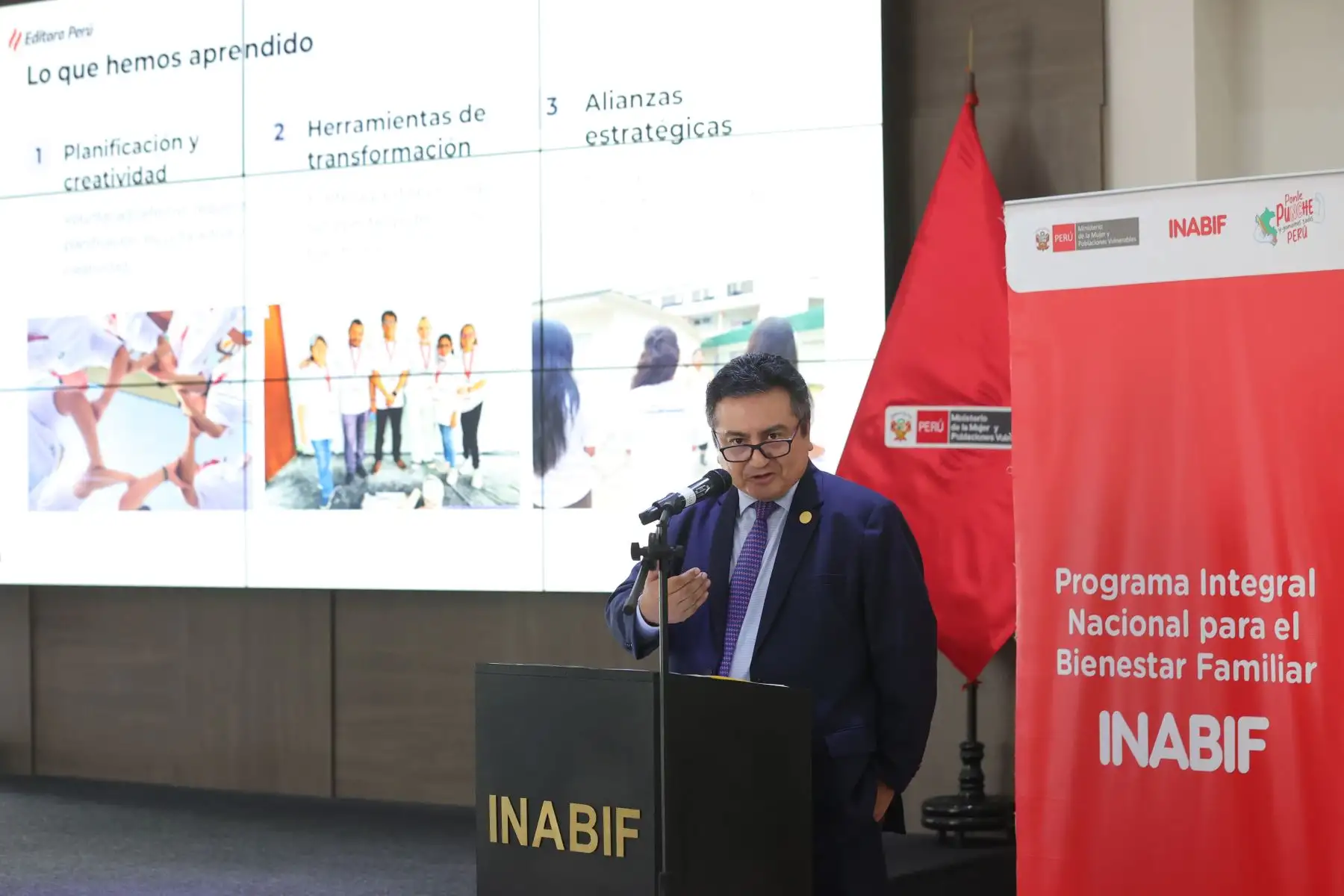 Felix Paz Director de Medios Periodísticos de Editora Perú, participa en el Evento "Voces Solidarias" que reúne diversas organizaciones solidarias para compartir experiencias, aprendizajes y reflexiones sobre el impacto transformador del voluntariado en la vida de niñas, niños y adolescentes atendidos por el MIMP, a través del Inabif. Foto: ANDINA/Melina Mejía