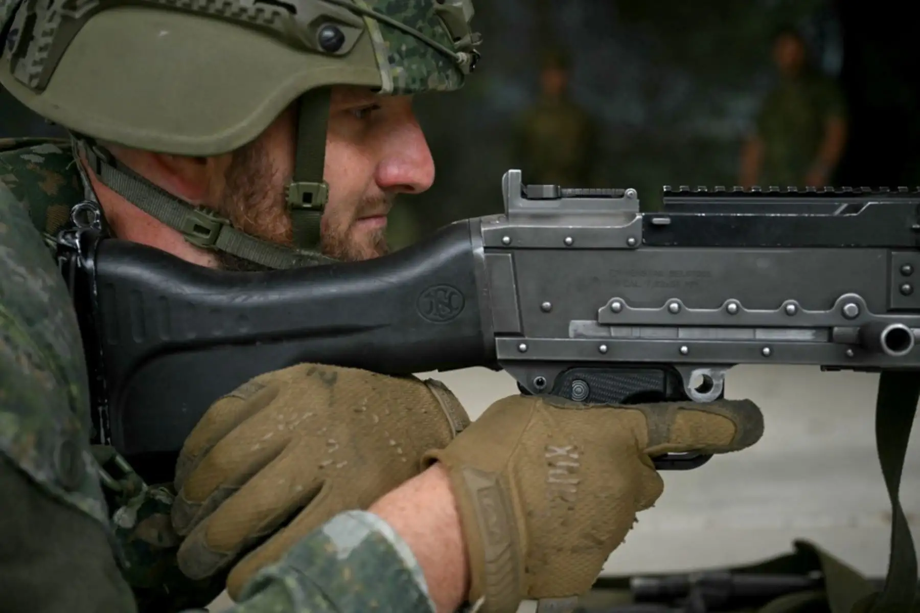 Un soldado holandés se entrena con un arma antes de la llegada del Primer Ministro británico durante una visita a un centro de entrenamiento marino holandés, como parte de la Fuerza Anfibia Conjunta Reino Unido-Países Bajos en Róterdam, al margen de la cumbre de dos días de Jefes de Estado y de Gobierno de la OTAN en La Haya. Foto: AFP